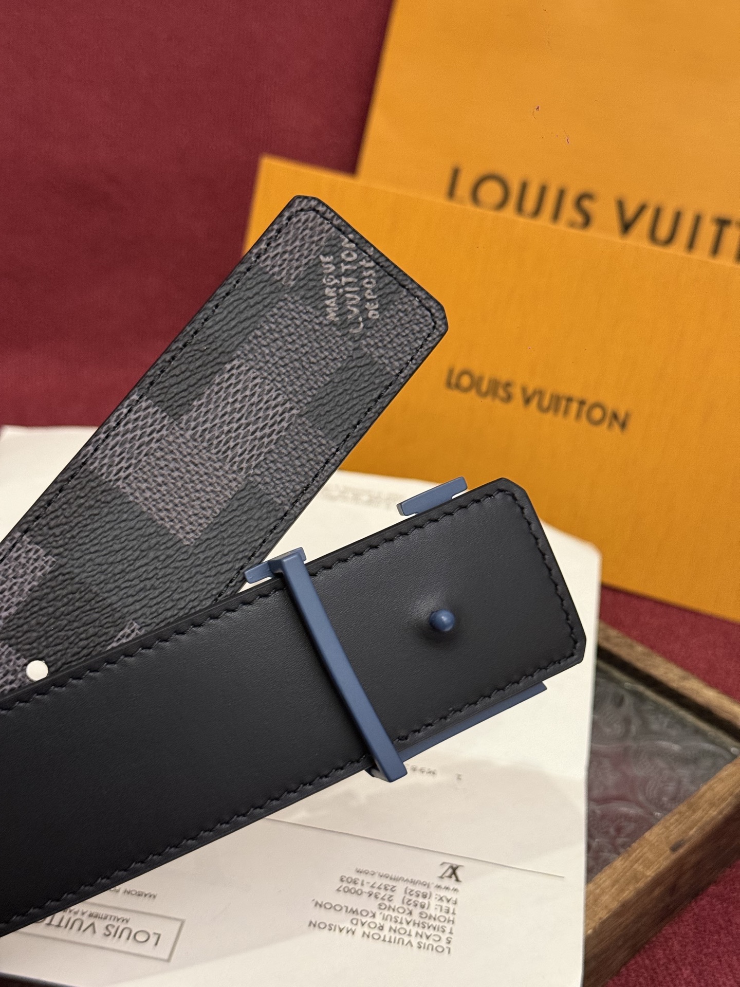 LV Dimension 4.0双面腰带将经典格调引入新颖尺幅设计。皮革压印 LV 字母和 Monogr