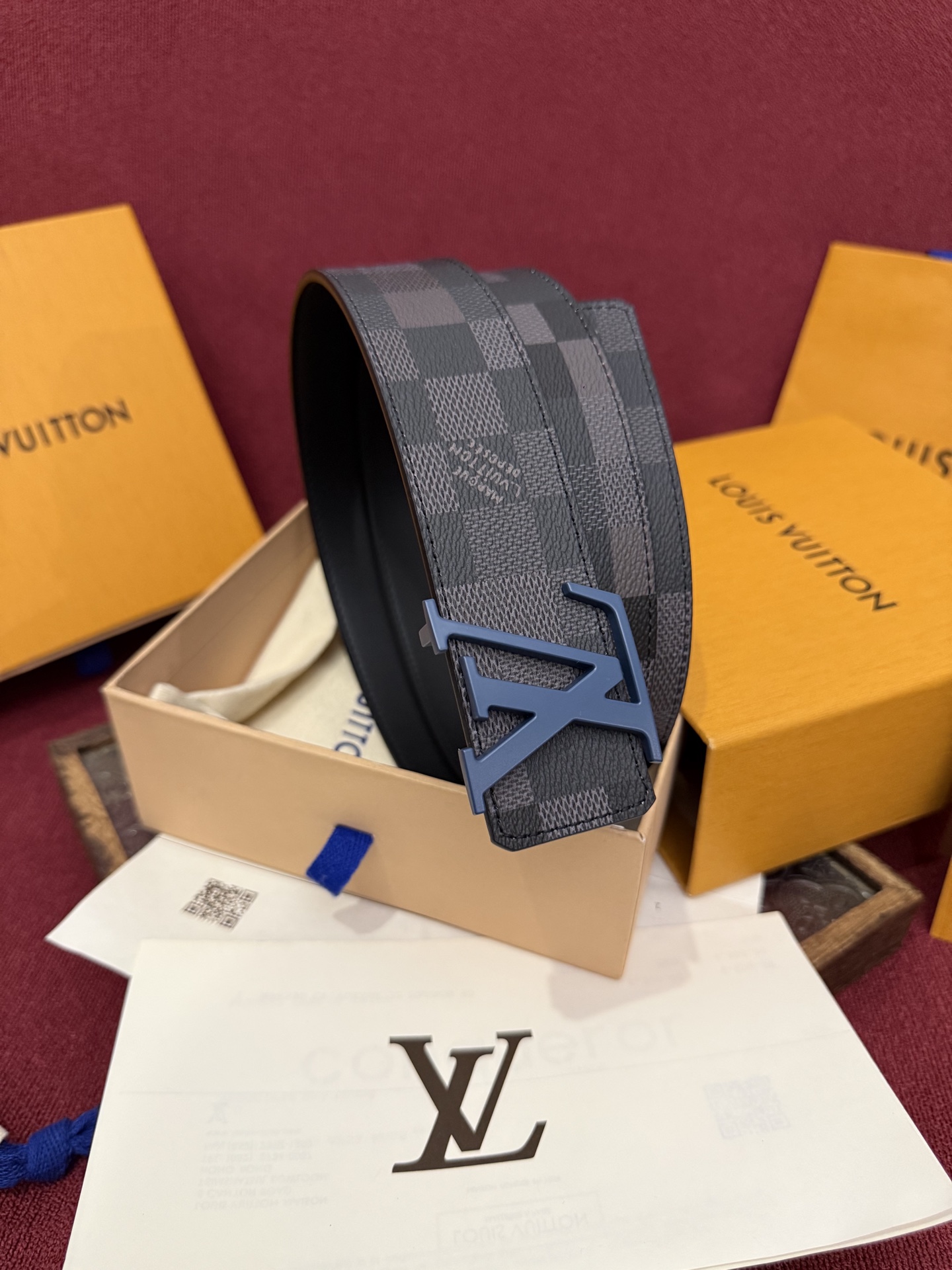 LV Dimension 4.0双面腰带将经典格调引入新颖尺幅设计。皮革压印 LV 字母和 Monogr