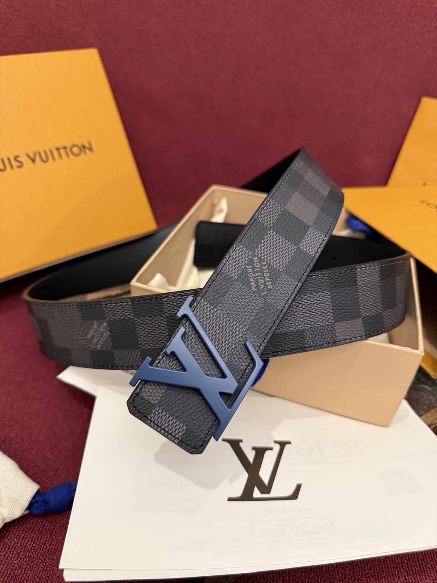 LV Dimension 4.0双面腰带将经典格调引入新颖尺幅设计。皮革压印 LV 字母和 Monogr
