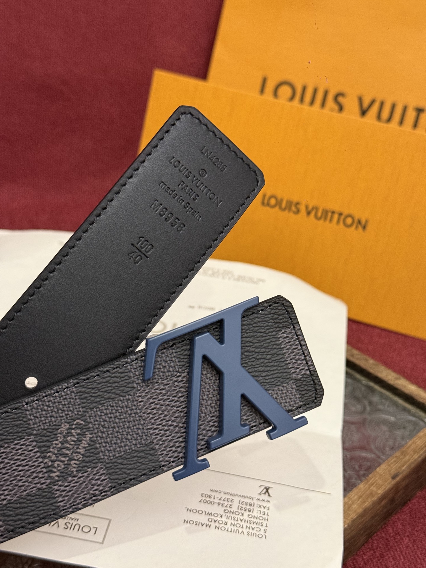 LV Dimension 4.0双面腰带将经典格调引入新颖尺幅设计。皮革压印 LV 字母和 Monogr