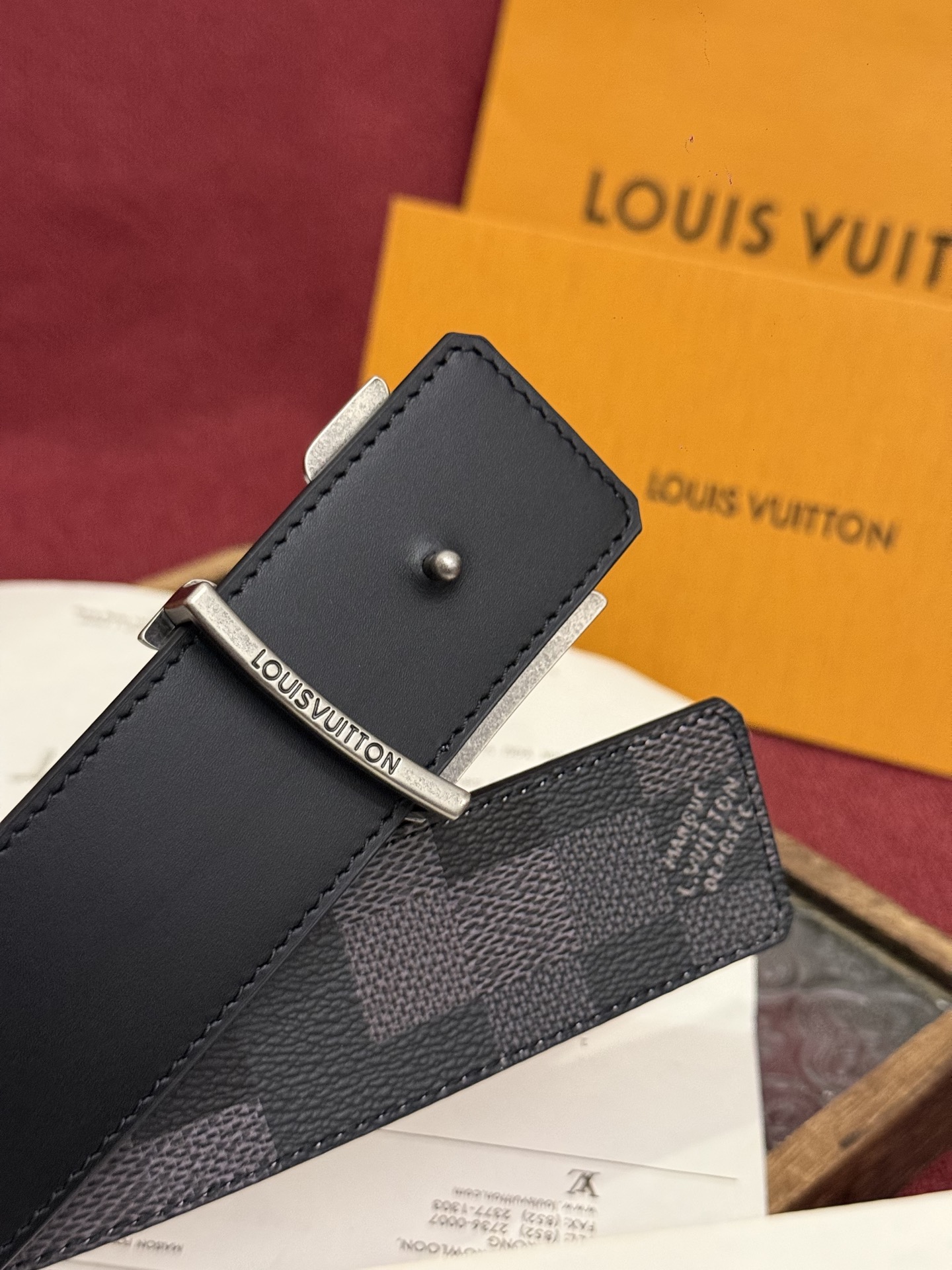 LV Dimension 4.0双面腰带将经典格调引入新颖尺幅设计。皮革压印 LV 字母和 Monogr