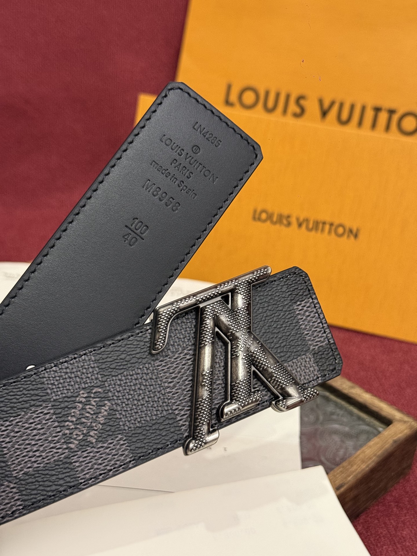 LV Dimension 4.0双面腰带将经典格调引入新颖尺幅设计。皮革压印 LV 字母和 Monogr
