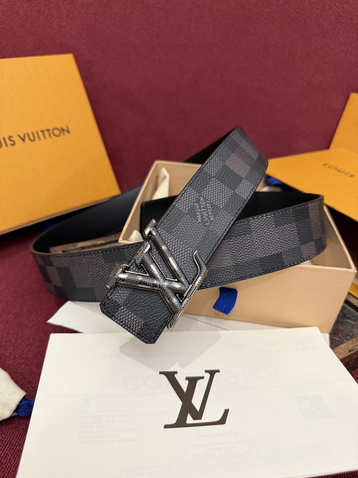LV Dimension 4.0双面腰带将经典格调引入新颖尺幅设计。皮革压印 LV 字母和 Monogr