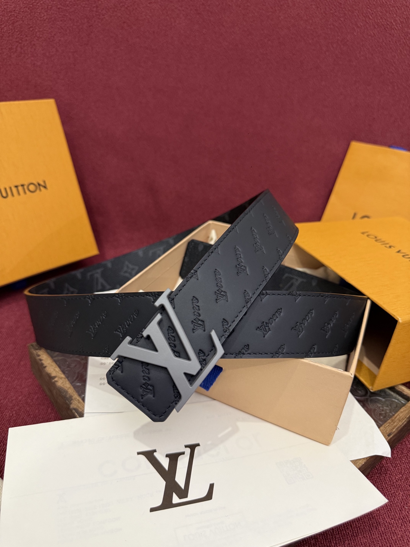 LV Dimension 4.0双面腰带将经典格调引入新颖尺幅设计。皮革压印 LV 字母和 Monogr