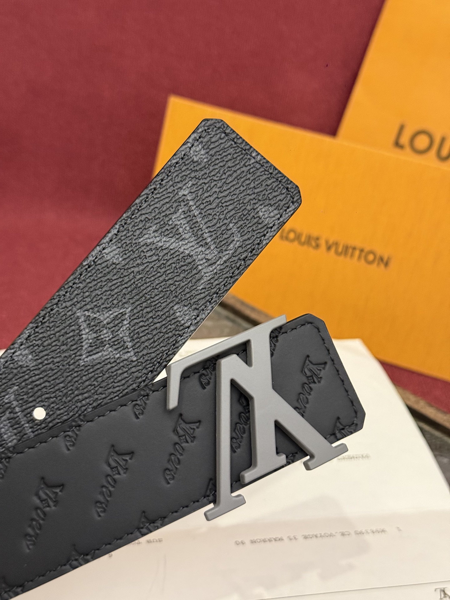 LV Dimension 4.0双面腰带将经典格调引入新颖尺幅设计。皮革压印 LV 字母和 Monogr