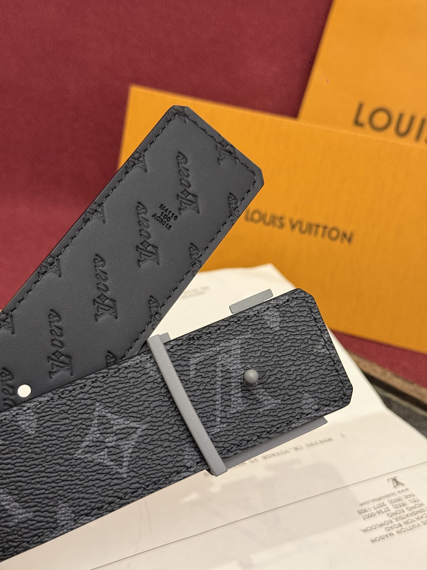 LV Dimension 4.0双面腰带将经典格调引入新颖尺幅设计。皮革压印 LV 字母和 Monogr
