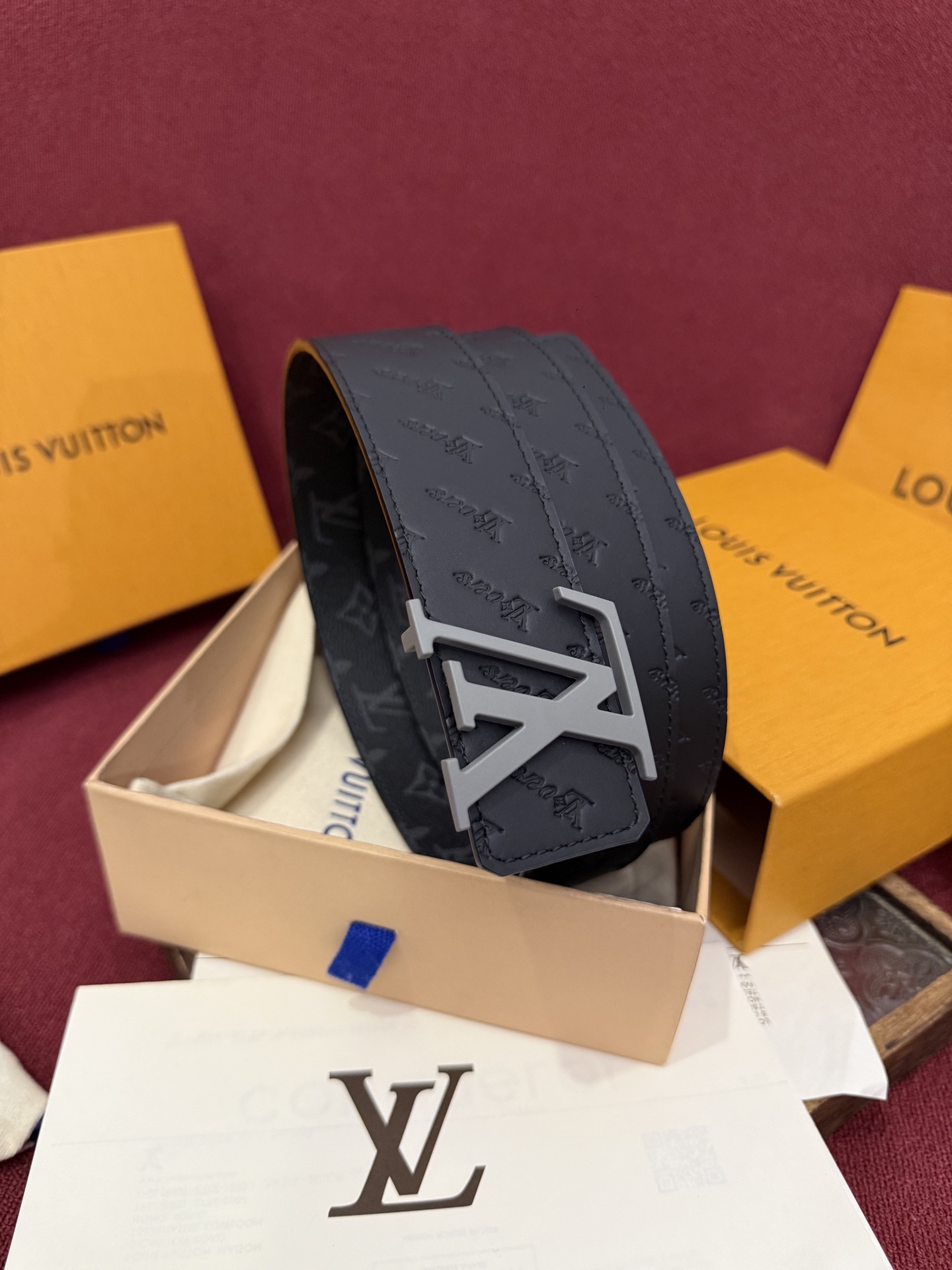 LV Dimension 4.0双面腰带将经典格调引入新颖尺幅设计。皮革压印 LV 字母和 Monogr
