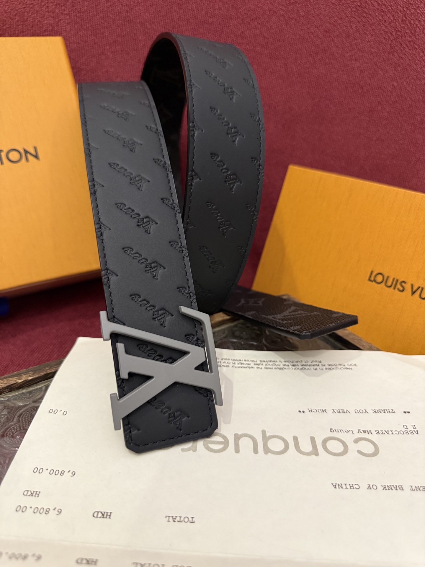 LV Dimension 4.0双面腰带将经典格调引入新颖尺幅设计。皮革压印 LV 字母和 Monogr
