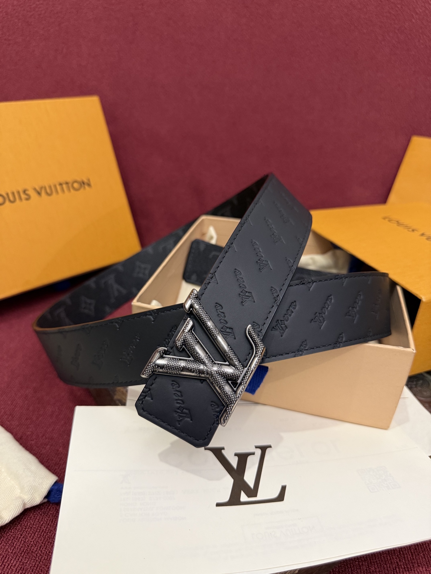 LV Dimension 4.0双面腰带将经典格调引入新颖尺幅设计。皮革压印 LV 字母和 Monogr