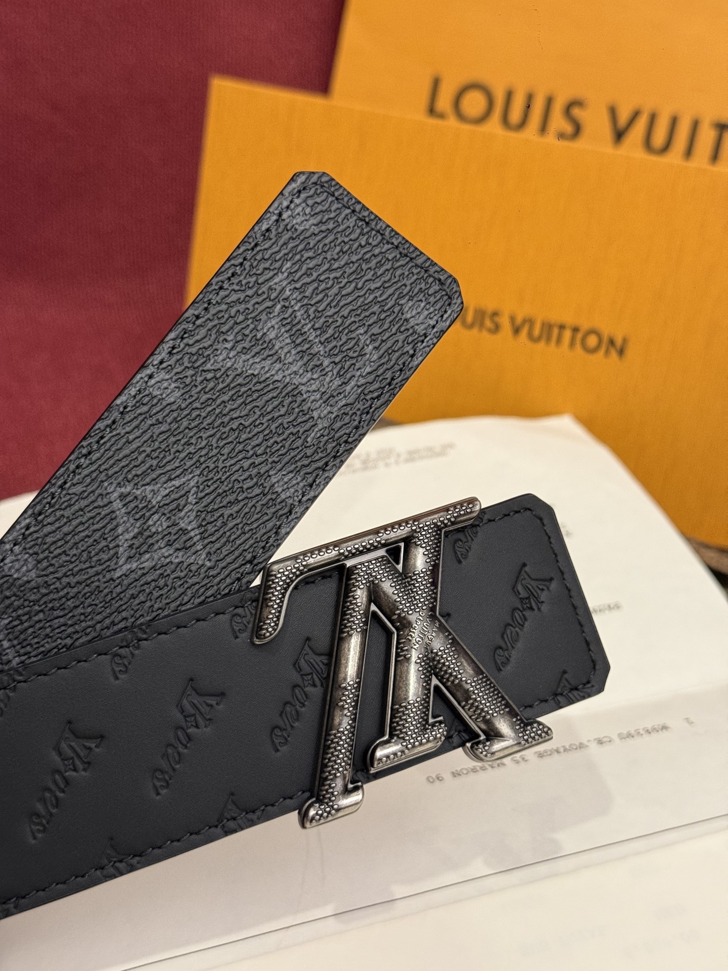 LV Dimension 4.0双面腰带将经典格调引入新颖尺幅设计。皮革压印 LV 字母和 Monogr