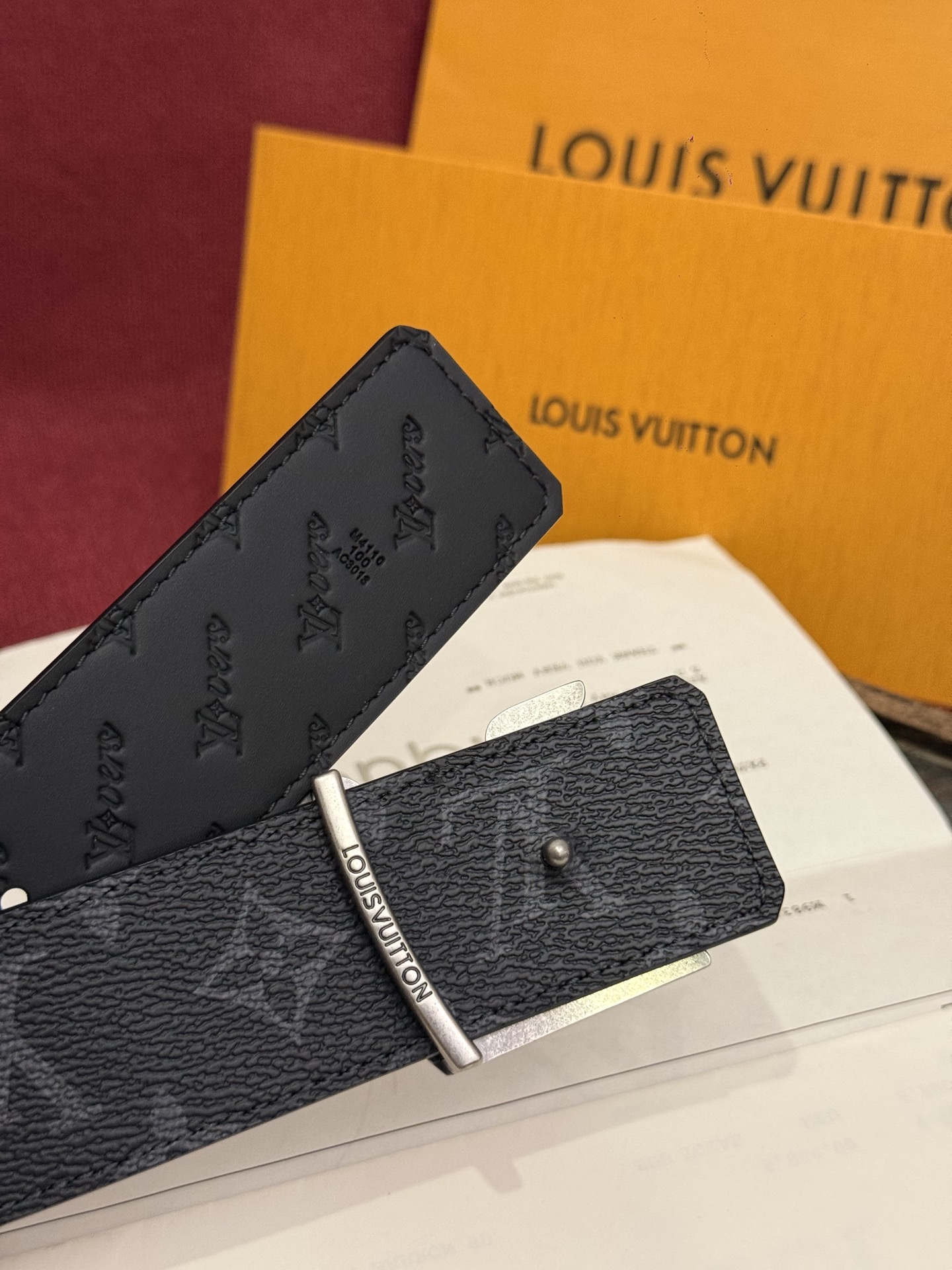 LV Dimension 4.0双面腰带将经典格调引入新颖尺幅设计。皮革压印 LV 字母和 Monogr