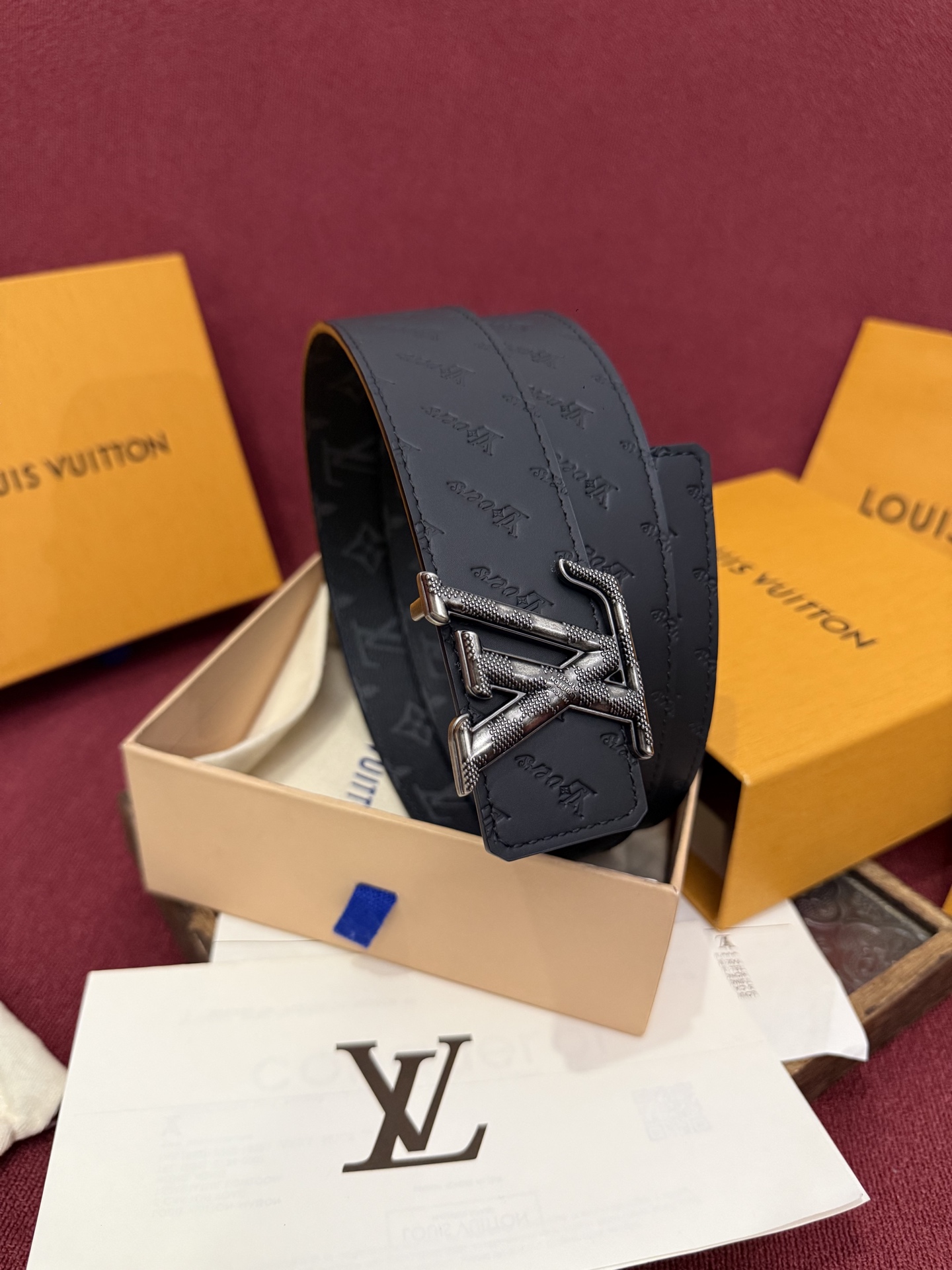 LV Dimension 4.0双面腰带将经典格调引入新颖尺幅设计。皮革压印 LV 字母和 Monogr