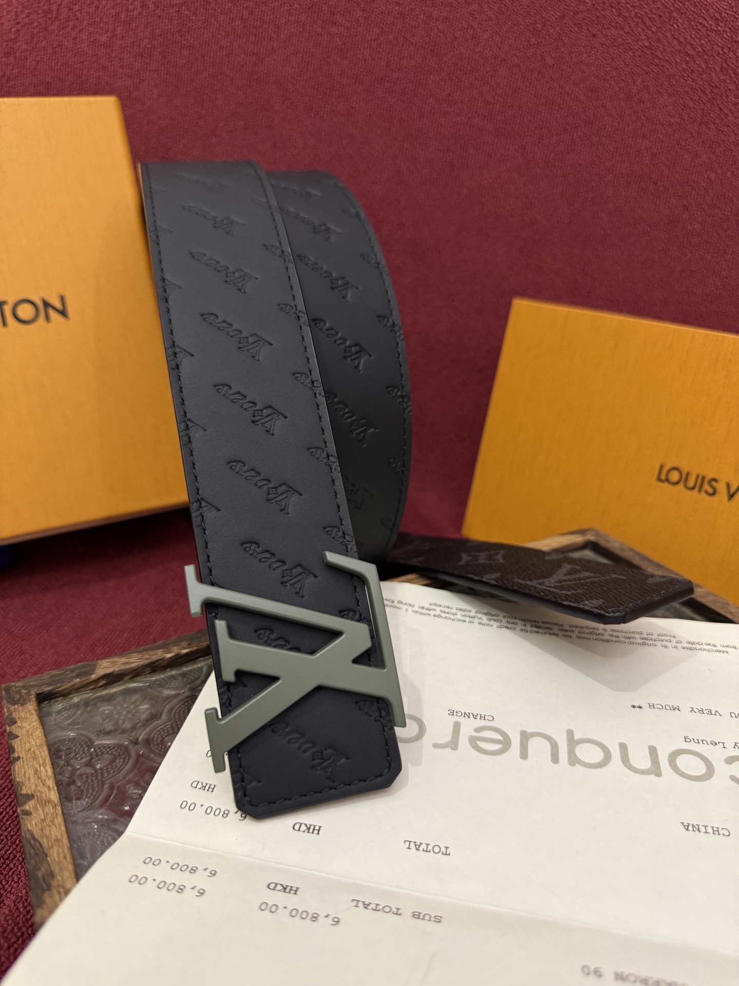 LV Dimension 4.0双面腰带将经典格调引入新颖尺幅设计。皮革压印 LV 字母和 Monogr