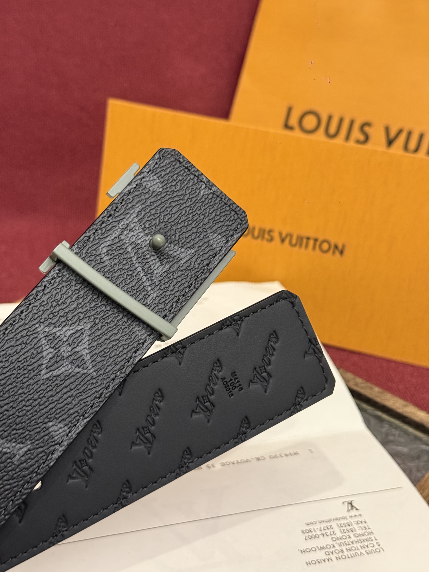 LV Dimension 4.0双面腰带将经典格调引入新颖尺幅设计。皮革压印 LV 字母和 Monogr