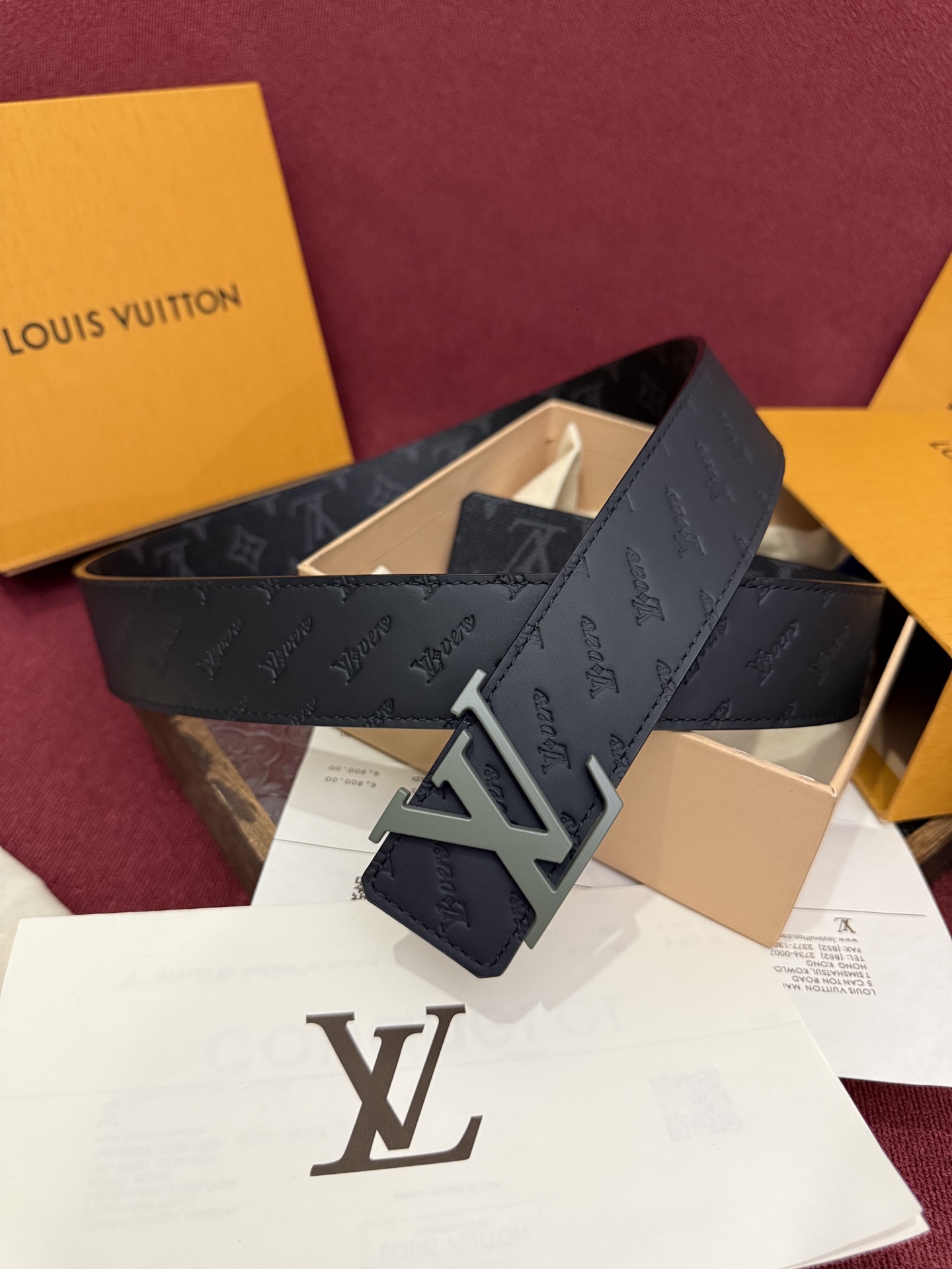 LV Dimension 4.0双面腰带将经典格调引入新颖尺幅设计。皮革压印 LV 字母和 Monogr