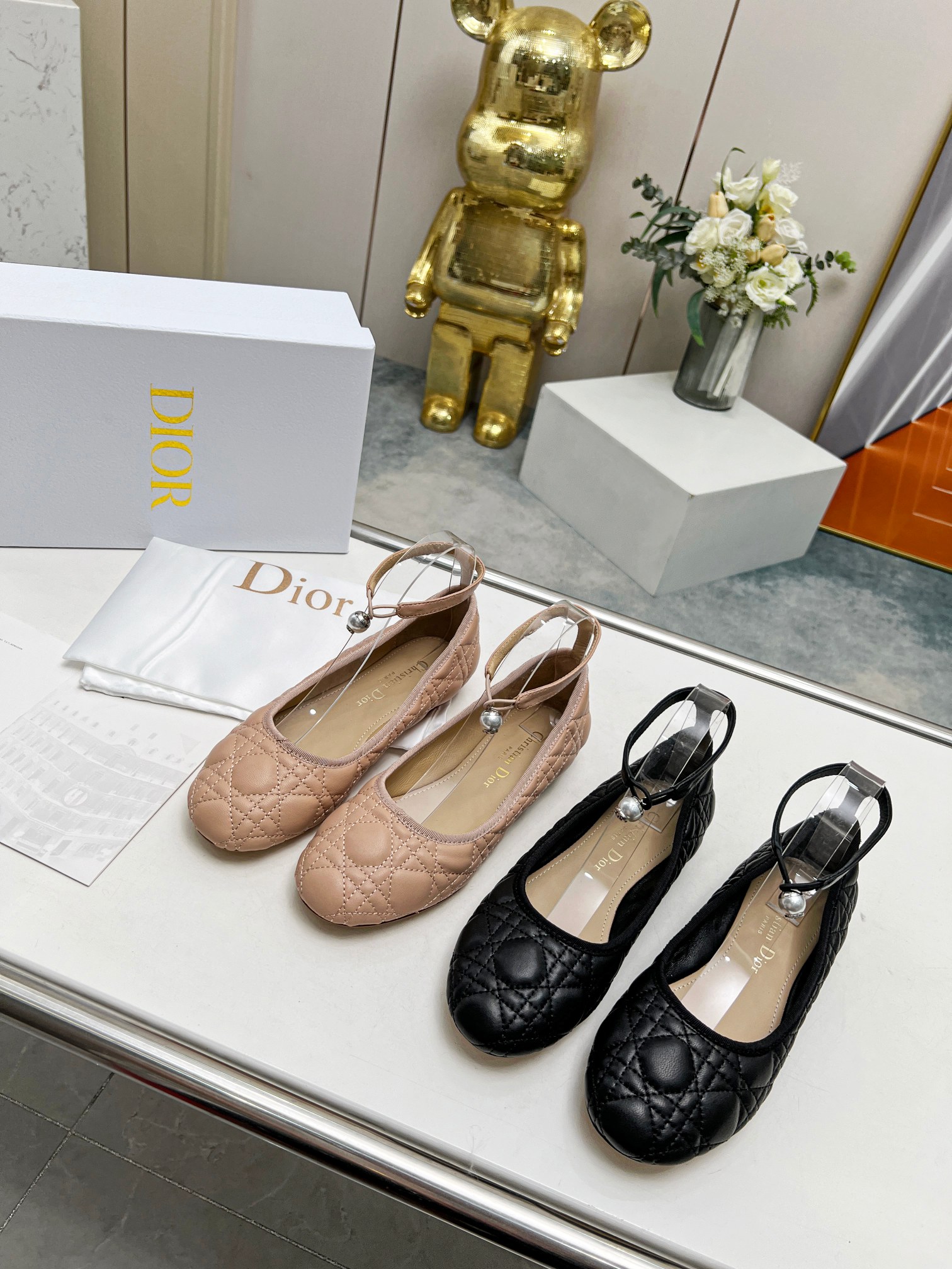NO:165185,Dior 2025 spring and summer pearl single shoes, imported sheepskin upper, classic diamond embroidery, paired with small pearls, and feminine single products. Size sheepskin inner Size35/40 (40-41. Custom made without return) Size elephant rubber sole, single shoes, dior, sheepskin19860909迪奥2025春夏珍珠单鞋新品, 进口羊皮鞋面,做经典菱格刺绣,搭配小珍珠,还有女人味的单品 . Size羊皮内里 Size35/40（40-41.定做不退换） Size象胶底皮底,单鞋,dior,sheepskin,Women's Shoes