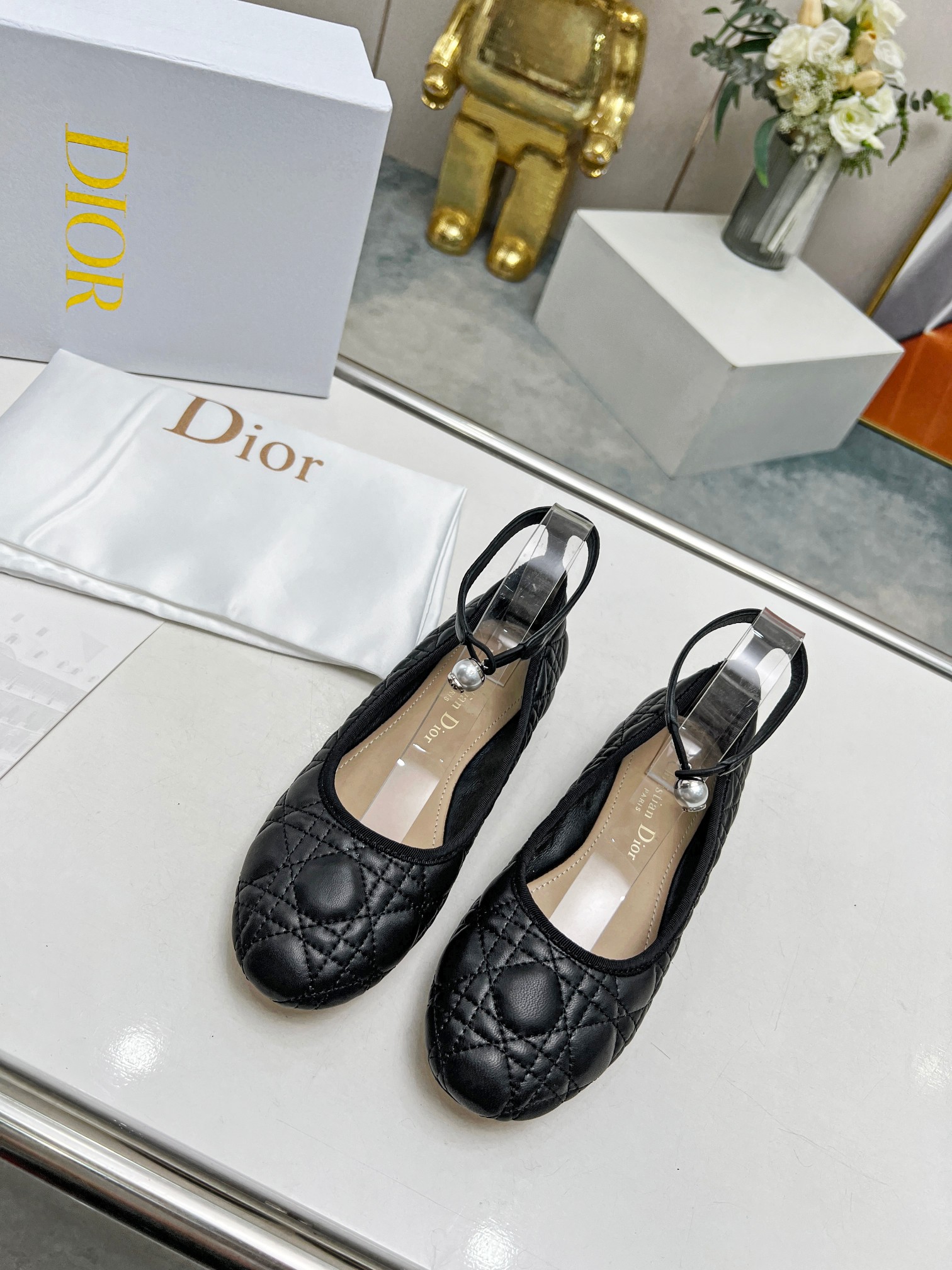 NO:165182,Dior 2025 spring and summer pearl single shoes, imported sheepskin upper, classic diamond embroidery, paired with small pearls, and feminine single products. Size sheepskin inner Size35/40 (40-41. Custom made without return) Size like rubber sole. Leather sole, single shoes, dior, sheepskin19860909迪奥2025春夏珍珠单鞋新品, 进口羊皮鞋面,做经典菱格刺绣,搭配小珍珠,还有女人味的单品 . Size羊皮内里 Size35/40（40-41.定做不退换） Size象胶底.皮底,单鞋,dior,sheepskin,Women's Shoes