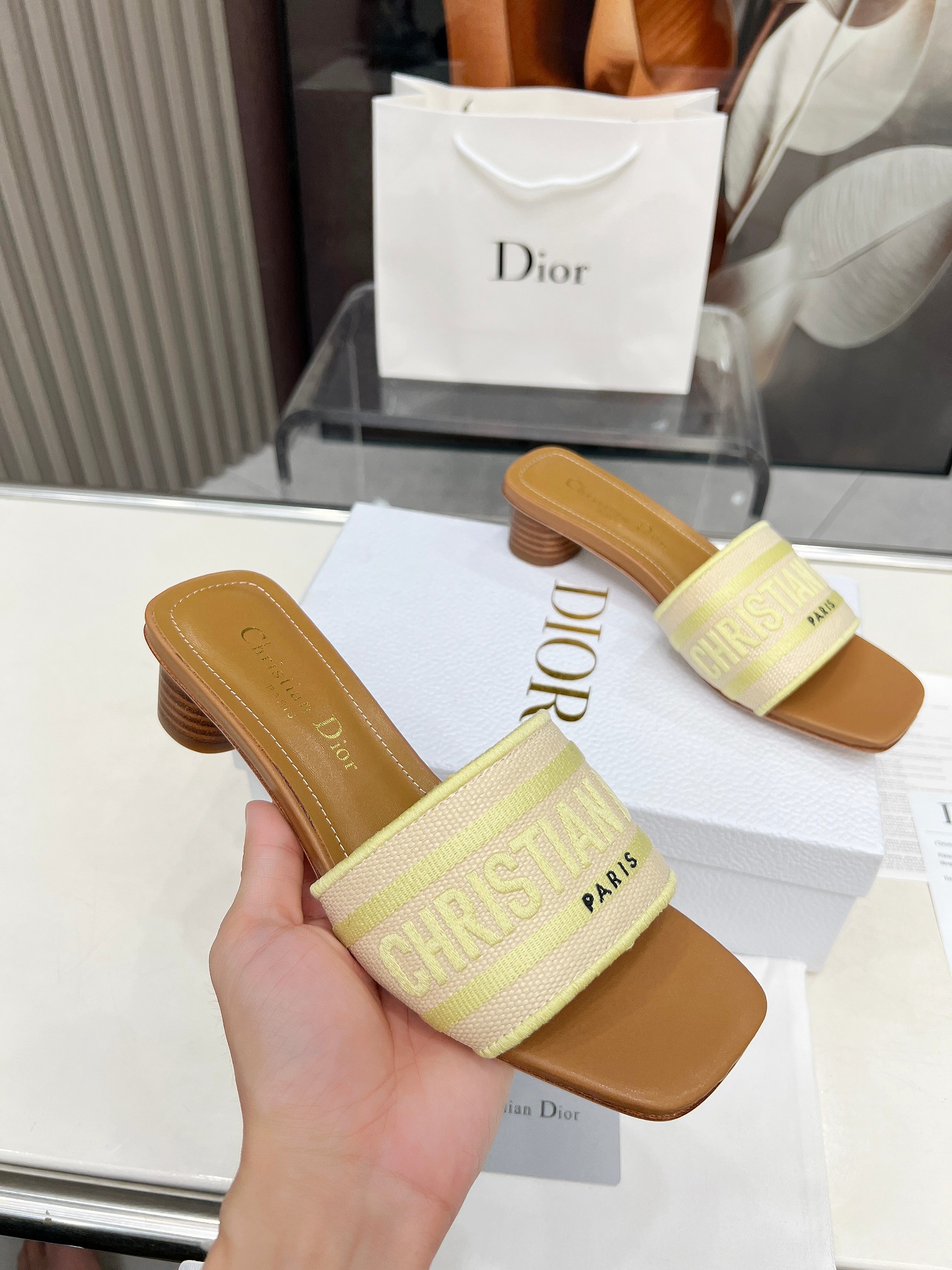 NO:165186,CD Dior women's old-fashioned embroidered leather sole mid-heel slippers Christin Dior has always been synonymous with gorgeousness and elegance, Oblique printed cotton embroidery upper, original shaping, full set of packaging Fabric: Original custom imported Oblique printed embroidery imported sheepskin in the inner lining Outsole Italian genuine leather sole Size 35-40 (41-42 custom made), slippers, dior, slippers, sheepskin19860909CD迪奥女士老花刺绣皮底中跟拖鞋 克里斯丁迪奥一直是华丽与高雅的代名词,Oblique 印花棉质刺绣鞋面,原版定型,全套包装 面料: 原版定制进口Oblique 印花刺绣 内里进口羊皮 大底意大利真皮底 码数35-40 (41-42定做),拖鞋,dior,slippers,sheepskin,Women's Shoes