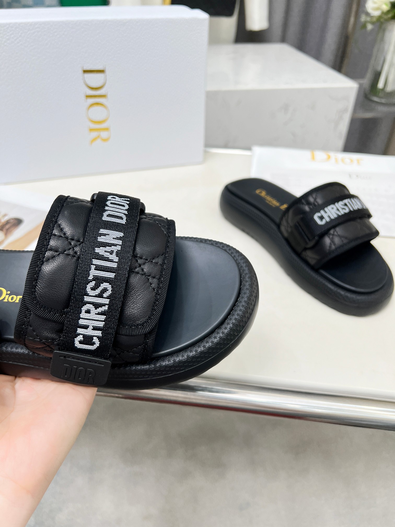 NO:165174,Dior Dior Spring and Summer Show new sandals series Classic thick-soled sandals Fabric mixed sheepskin surface Lambskin inner 11 development Soft and delicate feet, extremely comfortable and versatile style Original foamed sole Easy to control, 3 colors are available Size 35-40 (41-42 customized), slippers, dior, dior, sandals, slippers, sheepskin19860909迪奥Dior春夏走秀新款凉鞋系列 经典厚底凉鞋 面料混种羊皮面 小羊皮内里 11开发 脚感柔软细腻 舒适度极高 百搭款 原版发泡大底 轻轻松松驾驭哦,3色供应中 码数 35-40(41-42定做）,拖鞋,dior,dior,sandals,slippers,sheepskin,Women's Shoes