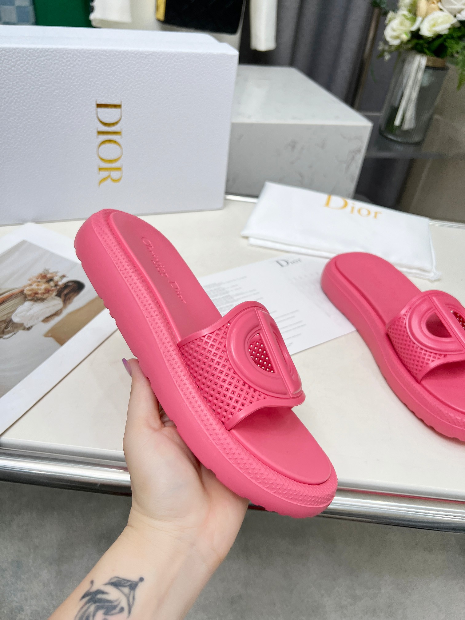 NO:165177,Dior Dior Spring and Summer Show new sandals series Classic thick-soled sandals Original material, 11 development, soft and delicate feet, extremely comfortable, versatile, original foam sole, easy to control, 4 colors are available, size 35-40 (41 customized), slippers, dior, dior, sandals, slippers19860909迪奥Dior春夏走秀新款凉鞋系列 经典厚底凉鞋 面面原版材料, 11开发 脚感柔软细腻 舒适度极高 百搭款 原版发泡大底 轻轻松松驾驭哦,4色供应中  码数 35-40(41定做）,拖鞋,dior,dior,sandals,slippers,Women's Shoes