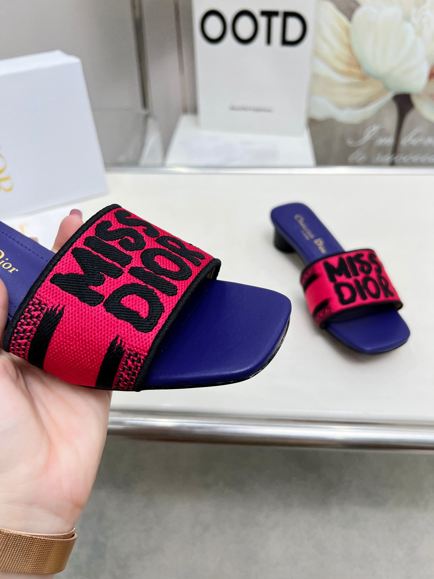 NO:165149,Dior's latest hot product, a new spring product, this mid-heel silk forged face   3D electric shoes, reveals modern design concept. How to match it and look good. Comfortable on the feet. Size 35-40 (customized by 41/42): like rubber soles, slippers, dior, dior, slippers, real silk19860909Dior迪奥最新火爆款,一款春新品、这款中跟真丝锻面 3D电秀鞋,绽现现代的设计理念.怎么搭配怎么好看.上脚舒适.码数35-40（41/42定做） :象胶皮底,拖鞋,dior,dior,slippers,real silk,Women's Shoes