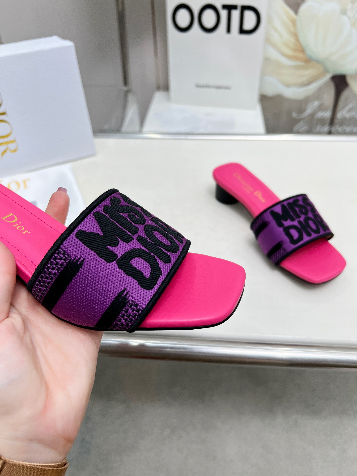 NO:165151,Dior's latest hot product, a new spring product, this mid-heel silk forged face   3D electric shoes, reveals modern design concept. How to match it and look good. Comfortable on the feet. Size 35-40 (customized by 41/42): Elephant glue. Leather soles, slippers, dior, dior, slippers, real silk19860909Dior迪奥最新火爆款,一款春新品、这款中跟真丝锻面 3D电秀鞋,绽现现代的设计理念.怎么搭配怎么好看.上脚舒适.码数35-40（41/42定做） :象胶.皮底,拖鞋,dior,dior,slippers,real silk,Women's Shoes