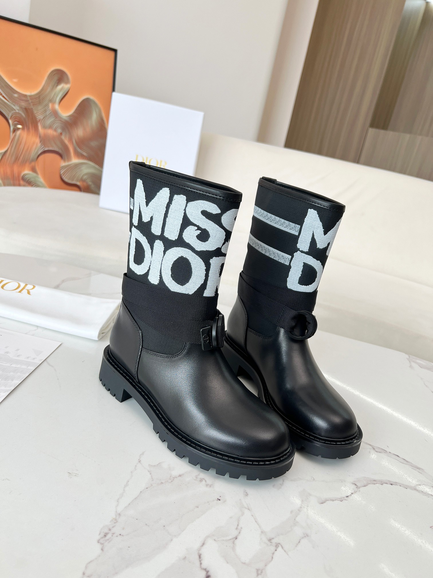 NO:440209,.ss highest version Dior autumn and winter boots retro work boots, one foot pedal, imported calfskin splicing latest imported technology electric embroidered face versatile slim foot yyds. The shape is three-dimensional and full, very handsome, comfortable on the feet, very novel design style, perfect details, cool trendy and trendy sole, inner niulli outsole 1:1 open mold sole heel height 3.0cm size 35-41 (customized for 41), boots, dior, dior, boots, cowhide19860909.ss最高版本 Dior 迪奥秋冬靴复古工装靴 一脚蹬 ,鞋面进口小牛皮拼接最新进口科技电绣面萱型百搭瘦脚yyds.造型立体饱满,帅气十足 上脚舒适 ,设计风格非常新颖 细节完美 酷炫 潮派新潮大底 内里 牛里 大底 1:1开模大底 跟高 3.0cm size 35-41（41定做）,靴子,dior,dior,boots,cowhide,Women's Shoes