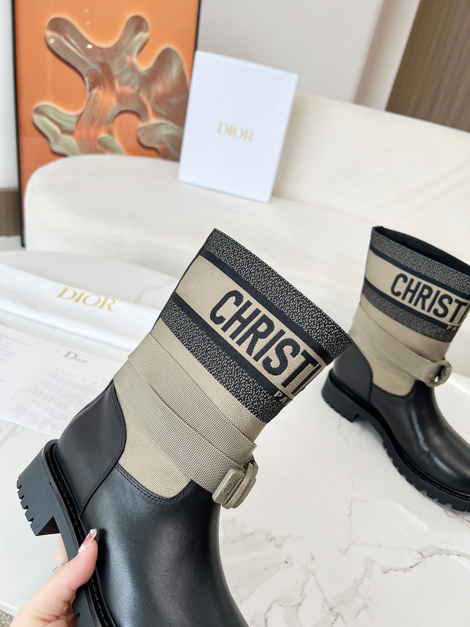 NO:440201,.2025ss highest version Dior autumn and winter boots retro work boots, one foot pedal, imported calfskin splicing latest imported technology electric embroidered face Xuan type versatile slim foot yyds. The shape is three-dimensional and full, very handsome, comfortable on the feet, very novel design style, perfect details, cool, trendy trendy sole, inner niulli outsole 1:1 open mold sole, heel height 3.0cm size 35-41 (customized for 40-41), boots, dior, dior, boots, cowhide19860909.2025ss最高版本 Dior 迪奥秋冬靴复古工装靴 一脚蹬 ,鞋面进口小牛皮拼接最新进口科技电绣面萱型百搭瘦脚yyds.造型立体饱满,帅气十足 上脚舒适 ,设计风格非常新颖 细节完美 酷炫 潮派新潮大底 内里 牛里 大底 1:1开模大底 跟高 3.0cm size 35-41（40-41定做）,靴子,dior,dior,boots,cowhide,Women's Shoes