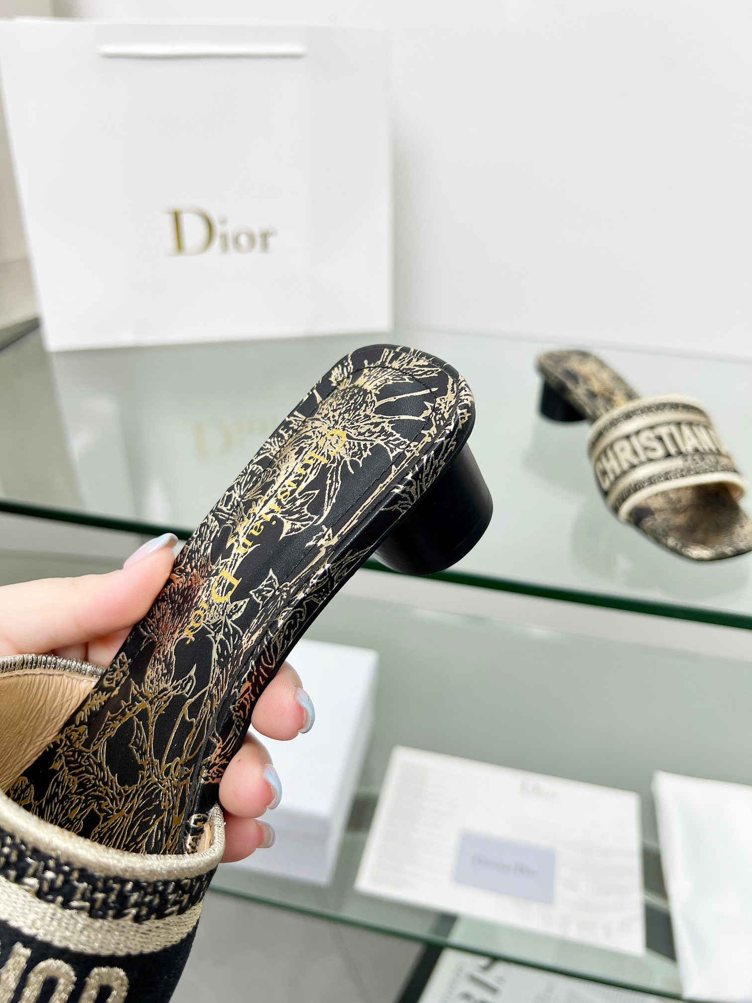 NO:165160,CD Dior women's old-fashioned embroidered leather sole mid-heel slippers Christin Dior has always been synonymous with gorgeousness and elegance, Oblique printed cotton embroidery upper, original shaping, full packaging Fabric: Original custom imported Oblique printed embroidery imported sheepskin size 35-40 (41-42 customized) Elephant rubber sole, slippers, dior, slippers, sheepskin19860909CD迪奥女士老花刺绣皮底中跟拖鞋 克里斯丁迪奥一直是华丽与高雅的代名词,Oblique 印花棉质刺绣鞋面,原版定型,全套包装 面料: 原版定制进口Oblique 印花刺绣 内里进口羊皮 码数35-40 (41-42定做) 象胶底皮底,拖鞋,dior,slippers,sheepskin,Women's Shoes