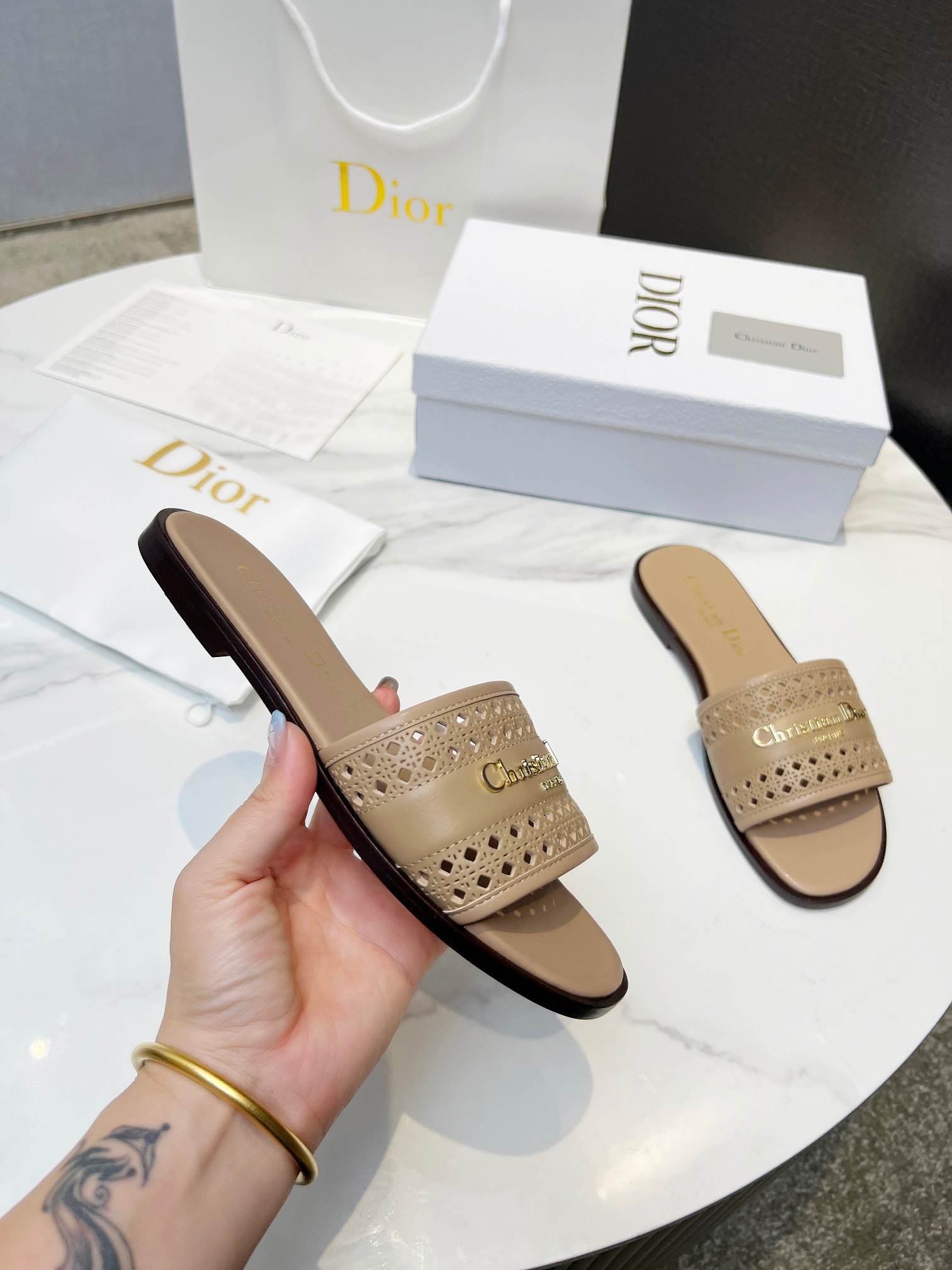 NO:165173,2025 Dior latest model, created with love, lazy women's slippers. Real photos, hollow CD on the upper to show a sense of atmosphericity and simplicity. The original board is molded and created, and all details are welcome to identify and compare the original imported cowhide. The inner soft and comfortable inside is 35-40 (can be ordered 41.42: leather soles, slippers, slippers, cowhide198609092025迪奧最新款 倾情打造 懒人女士拖鞋.实拍图,鞋面镂空CD彰显大气简约感.原板开模打造,各方面细节欢迎鉴定对比鞋面原版进口牛皮内里柔软舒适. 码数35一40(可订41.42 :皮底,拖鞋,slippers,cowhide,Women's Shoes