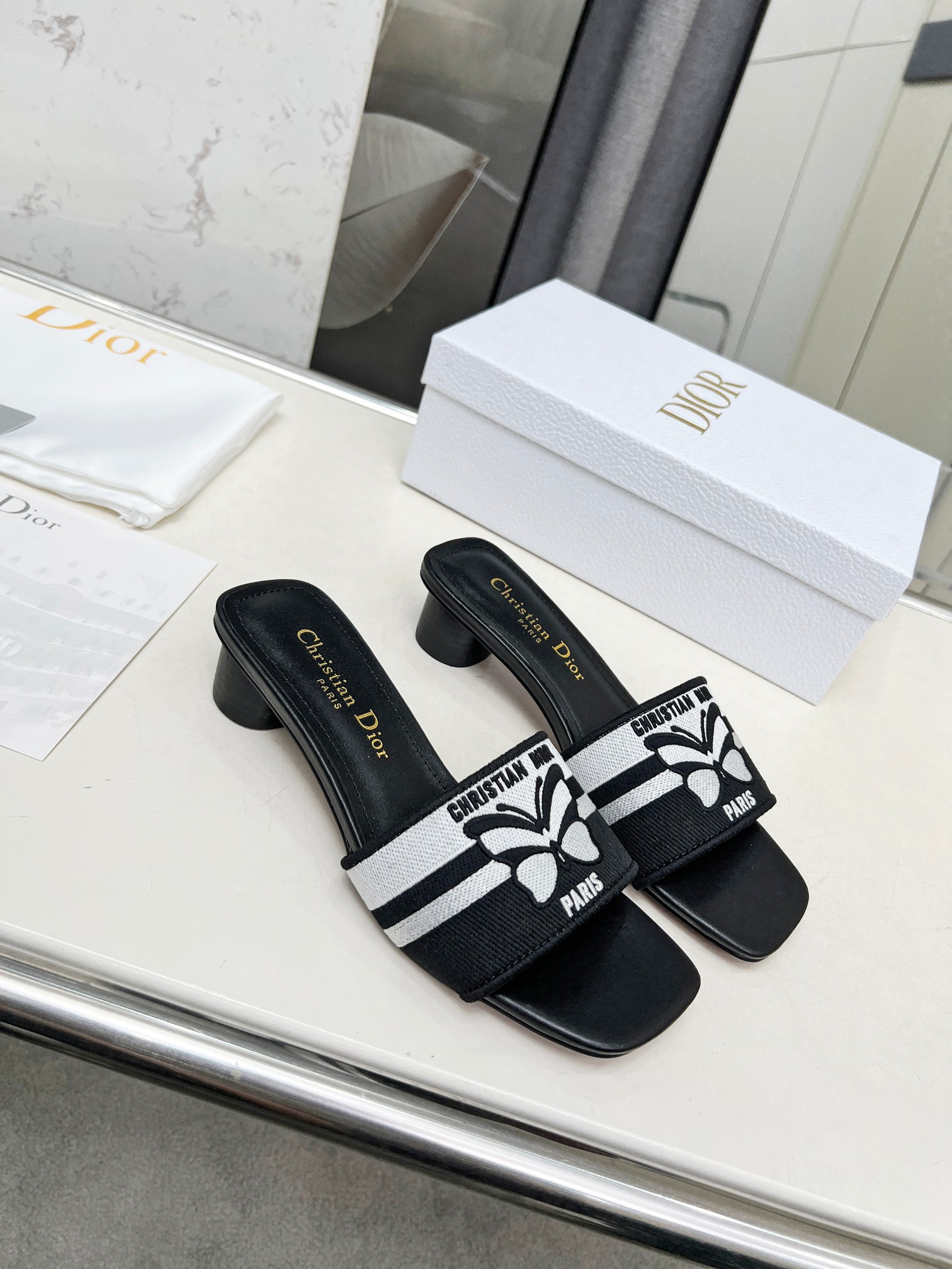 NO:256850,Dior's latest hot product, a new spring product, this mid-heel silk forged face   3D electric shoes, reveals modern design concept. How to match it and look good. Comfortable on the feet. Size 35-40 (customized by 41/42): Elephant glue leather soles, sandals, dior, dior, sandals, real silk19860909Dior迪奥最新火爆款,一款春新品、这款中跟真丝锻面 3D电秀鞋,绽现现代的设计理念.怎么搭配怎么好看.上脚舒适.码数35-40（41/42定做） :象胶 皮底,凉鞋,dior,dior,sandals,real silk,Women's Shoes