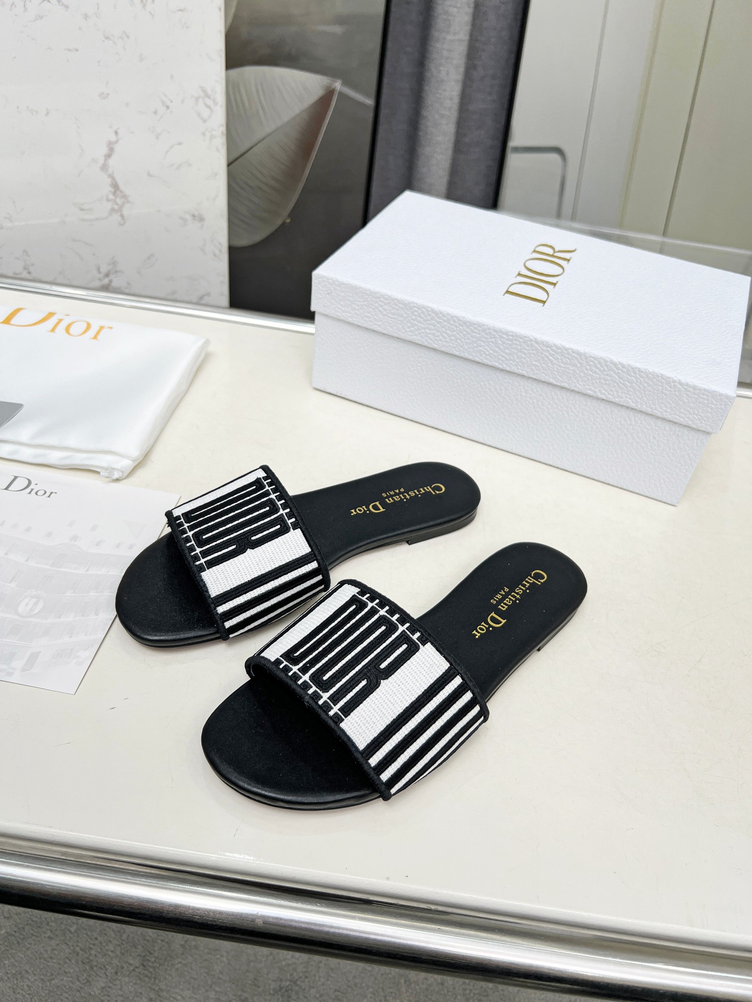 NO:256855,CD Dior women's old-fashioned embroidered leather sole slippers. Christin Dior has always been synonymous with gorgeousness and elegance. It has always been the top in the fashion hall. It is particularly worth mentioning that the sole embroidered pattern is reproduced by one of the treasured logos of Chrstian Dior. More than 100 colors are selected at will. The upper is selected for top-grade embroidered cotton cloth. The inner imported sheepskin. The size is 35-40 (41.42.43 customized) Leather sole, sandals, dior, dior, sandals, slippers, sheepskin19860909CD迪奥女士老花刺绣皮底拖鞋 克里斯丁迪奥一直是华丽与高雅的代名词,在时尚殿堂一直是雄踞顶端 特別值得一提的是鞋底绣花图案,再現Chrstian Dior珍愛的標誌之一 一百多个颜色随意选 鞋面精选顶级刺绣棉布 内里进口羊皮 码数35-40(41.42.43定做） 皮底,凉鞋,dior,dior,sandals,slippers,sheepskin,Women's Shoes