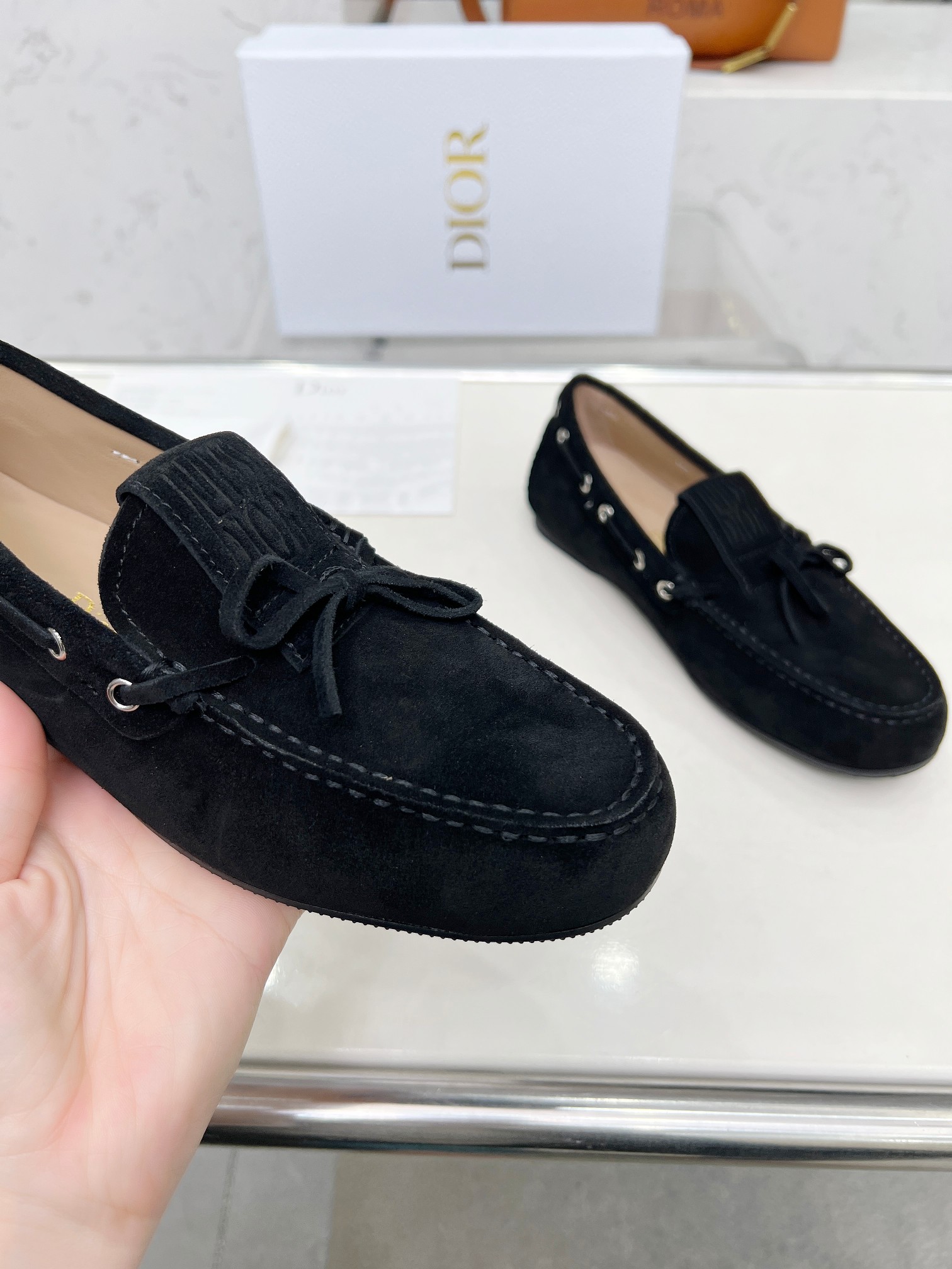 NO:261565,Dior's new spring and summer ultra-light jelly series loafers are brand new. The layout strives to create fashionable classic items. A new product created by the first large show of Paris Fashion Week. Inspired by the designer D, the designer cleverly combines it with the perfect shoe shape. It looks more fashionable with the brand buckle!  Original creation, perfect and exquisite workmanship!   Original fabric of upper lining: imported sheepskin original sole Size#35-41 (40 41 custom made without return or exchange) :,Loafers,dior,dior,loafers,sheepskin19860909Dior 迪奥春夏新款超轻果冻系列乐福鞋 全新 版面力求打造时尚经典单品 巴黎时装周第一场分量十足的大秀场打造的新品 灵感由D主设计师巧妙结合在完美鞋型上.搭配品牌搭扣,更显时尚！原版打造 完美 精致做工！  鞋面原版面料 内里:进口羊皮里 鞋底原版大底 Size#35-41（40 41定做不退换） :,乐福鞋,dior,dior,loafers,sheepskin,Women's Shoes