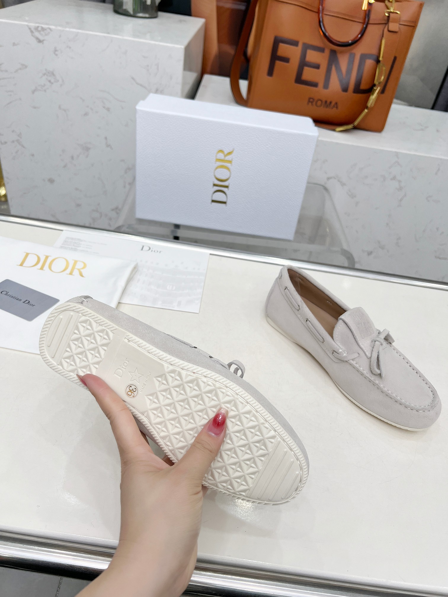 NO:261562,Dior's new spring and summer ultra-light jelly series loafers are brand new. The layout strives to create fashionable classic items. A new product created by the first large show of Paris Fashion Week. Inspired by the designer D, the designer cleverly combines it with the perfect shoe shape. It looks more fashionable with the brand buckle!  Original creation, perfect and exquisite workmanship!   The original fabric of the upper lining: imported sheepskin lining, original sole outsole Size#35-41 (40 41 custom made without return) Dior Spring and Summer new super light jelly series loafers brand new layout strives to create fashionable classic items The new product created by the first large show of Paris Fashion Week is inspired by the designer D ingeniously combined with the perfect shoe shape. It is more fashionable with the brand buckle!  Original creation, perfect and exquisite workmanship!   Original fabric of upper lining: imported sheepskin original sole Size#35-41 (40 41 custom made without return or exchange) :,Loafers,dior,dior,loafers,sheepskin19860909Dior 迪奥春夏新款超轻果冻系列乐福鞋 全新 版面力求打造时尚经典单品 巴黎时装周第一场分量十足的大秀场打造的新品 灵感由D主设计师巧妙结合在完美鞋型上.搭配品牌搭扣,更显时尚！原版打造 完美 精致做工！  鞋面原版面料 内里:进口羊皮里 鞋底原版大底 Size#35-41（40 41定做不退换） Dior 迪奥春夏新款超轻果冻系列乐福鞋 全新 版面力求打造时尚经典单品 巴黎时装周第一场分量十足的大秀场打造的新品 灵感由D主设计师巧妙结合在完美鞋型上.搭配品牌搭扣,更显时尚！原版打造 完美 精致做工！  鞋面原版面料 内里:进口羊皮里 鞋底原版大底 Size#35-41（40 41定做不退换） :,乐福鞋,dior,dior,loafers,sheepskin,Women's Shoes