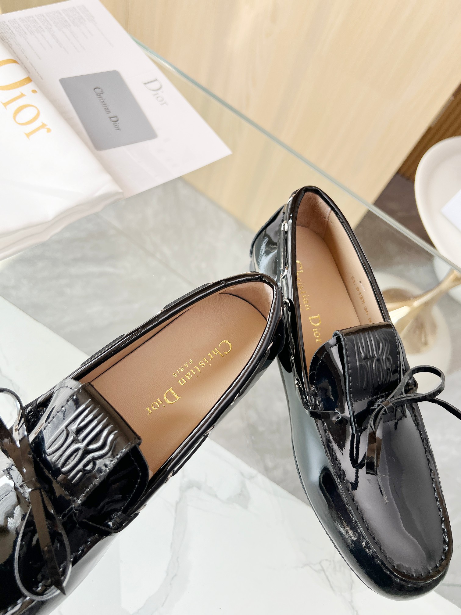 NO:254434,Dior's new spring and summer ultra-light jelly series loafers are brand new. The layout strives to create fashionable classic items. A new product created by the first large show of Paris Fashion Week. Inspired by the designer D, the designer cleverly combines it with the perfect shoe shape. It looks more fashionable with the brand buckle!  Original creation, perfect and exquisite workmanship!   Original fabric of upper lining: imported sheepskin original sole Size#35-41 (40 41 custom made without return or exchange) :, split-toe shoes, dior, dior, loafers, sheepskin19860909Dior 迪奥春夏新款超轻果冻系列乐福鞋 全新 版面力求打造时尚经典单品 巴黎时装周第一场分量十足的大秀场打造的新品 灵感由D主设计师巧妙结合在完美鞋型上.搭配品牌搭扣,更显时尚！原版打造 完美 精致做工！  鞋面原版面料 内里:进口羊皮里 鞋底原版大底 Size#35-41（40 41定做不退换） :,分趾鞋,dior,dior,loafers,sheepskin,Women's Shoes