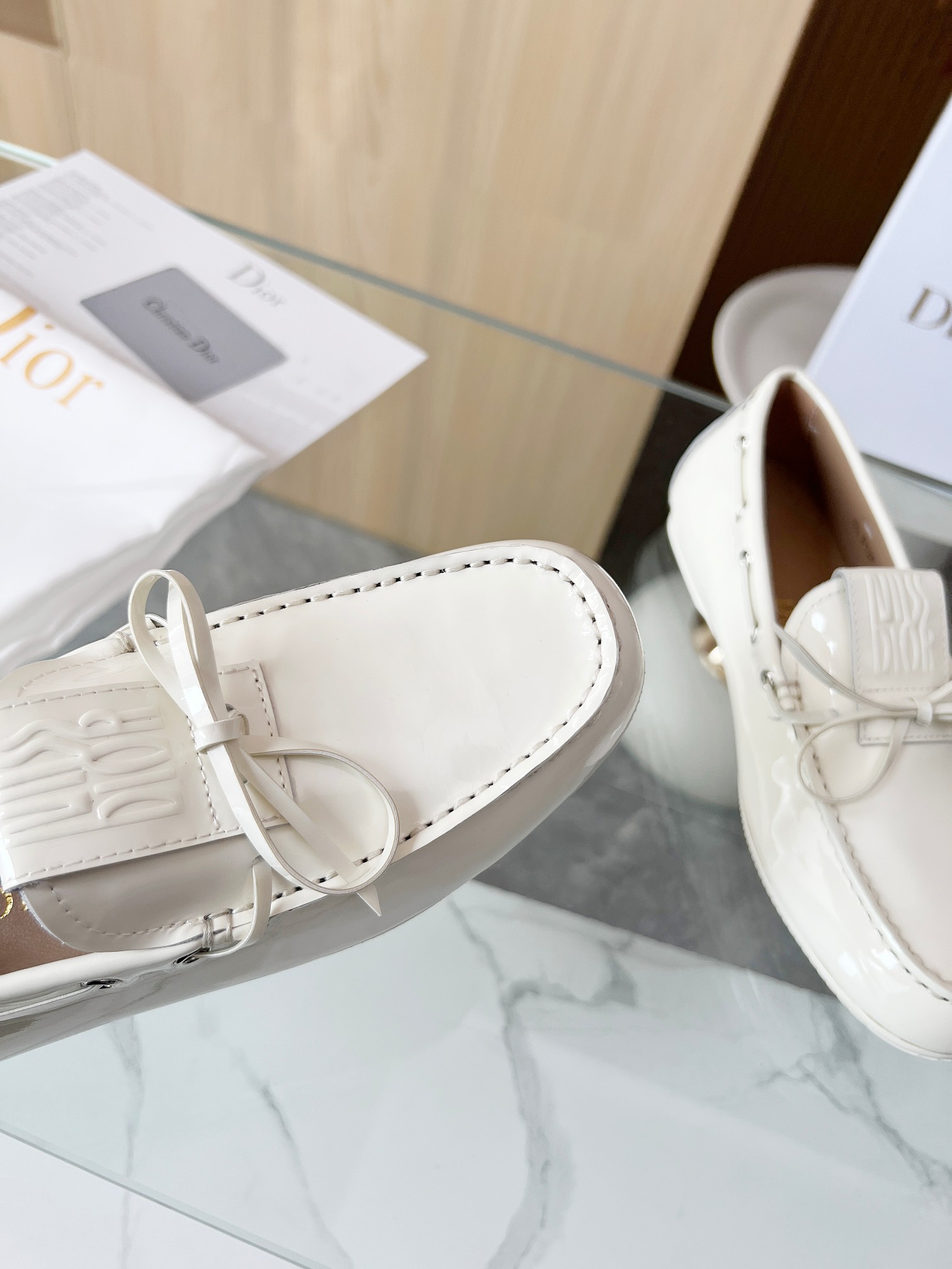 NO:254429,Dior's new spring and summer ultra-light jelly series loafers are brand new. The layout strives to create fashionable classic items. A new product created by the first large show of Paris Fashion Week. Inspired by the designer D, the designer cleverly combines it with the perfect shoe shape. It looks more fashionable with the brand buckle!  Original creation, perfect and exquisite workmanship!   Original fabric of upper lining: imported sheepskin original sole Size#35-41 (40 41 custom made without return or exchange) :, split-toe shoes, dior, dior, loafers, sheepskin19860909Dior 迪奥春夏新款超轻果冻系列乐福鞋 全新 版面力求打造时尚经典单品 巴黎时装周第一场分量十足的大秀场打造的新品 灵感由D主设计师巧妙结合在完美鞋型上.搭配品牌搭扣,更显时尚！原版打造 完美 精致做工！  鞋面原版面料 内里:进口羊皮里 鞋底原版大底 Size#35-41（40 41定做不退换） :,分趾鞋,dior,dior,loafers,sheepskin,Women's Shoes