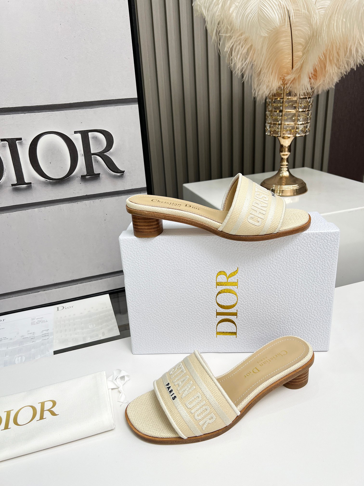 NO:390473,CD Dior women's old-fashioned embroidered leather sole high heels Christin Dior has always been synonymous with gorgeousness and elegance, Oblique printed cotton embroidery upper, original styling, full packaging Fabric: Original custom imported Oblique printed embroidery imported sheepskin inside outsole Italian genuine leather sole Size 35-40 (41-42 customized), slippers, dior, high heels, slippers, sheepskin19860909CD迪奥女士老花刺绣皮底高跟鞋 克里斯丁迪奥一直是华丽与高雅的代名词,Oblique 印花棉质刺绣鞋面,原版定型,全套包装 面料: 原版定制进口Oblique 印花刺绣 内里进口羊皮 大底意大利真皮底 码数35-40 (41-42定做),拖鞋,dior,high heels,slippers,sheepskin,Women's Shoes