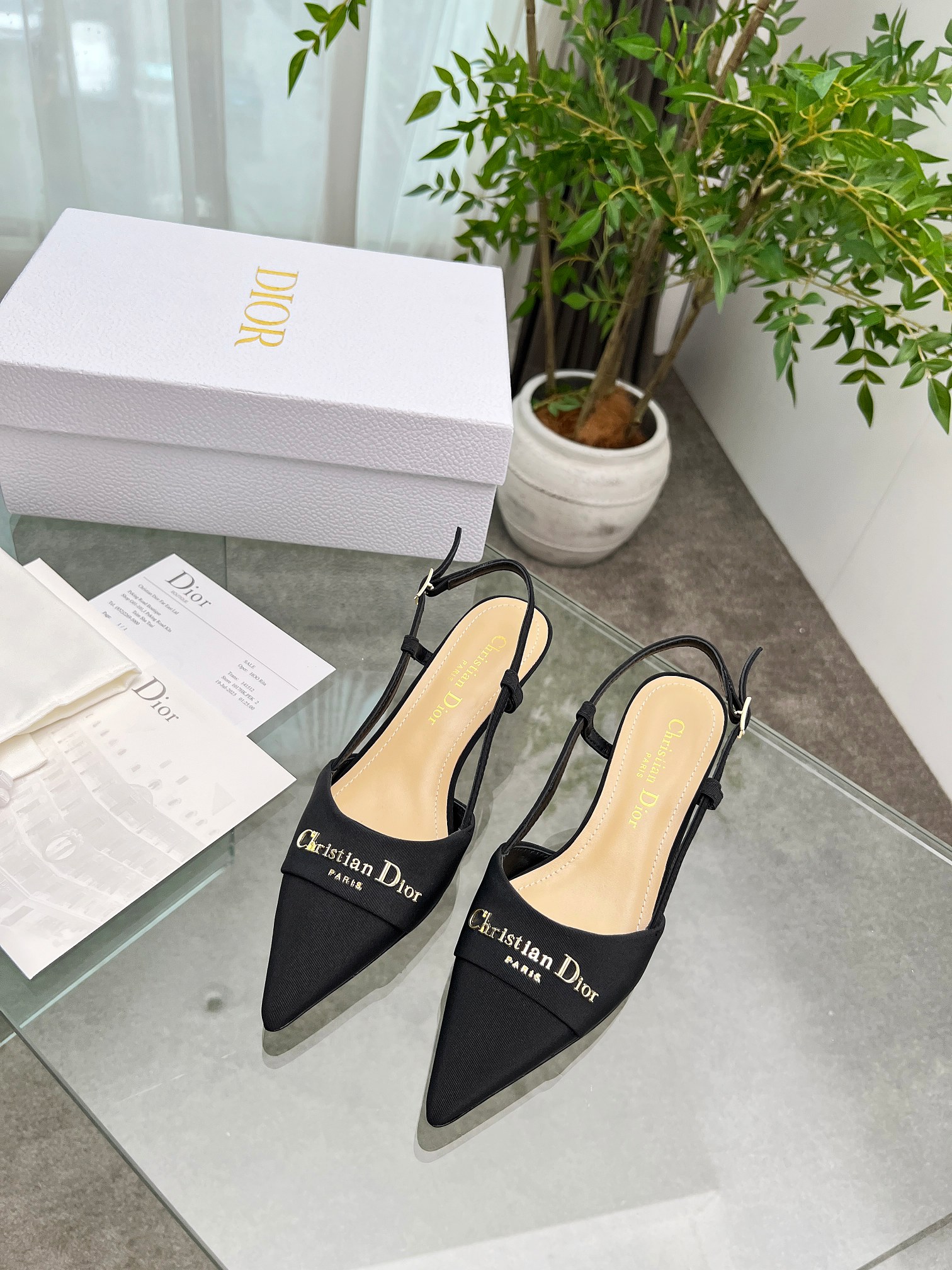 NO:416829,The top version of the popular DIOR Dior 2025 early spring new product~ Original mold opening, 11 replica, using original Italian last, purchasing level, original single quality. This Dway high-heeled sandal reinterprets Dior's iconic item, showing elegant temperament. The exquisite buckle on the upper highlights the embroidery of the 'CHRISTIAN DIOR' logo. The style is exquisite. It is an ideal item to match the formal shape. The upper is embroidered with the 'CHRISTIAN DIOR' logo. The ankle adjustable lace-up is matched with the buckle. The original Italian imported leather outsole. The sole is decorated with the lucky star symbol of Christian Dior. Size 35~39 (customized for 40-41)  Packaging: Full set of original counter packaging, high heels, sandals, dior, dior, sandals, high heels, Leather soles19860909火爆款DIOR 迪奥2025早春新品顶级版本~ 原版开模,11复刻,采用原版意大利楦头,代购级别,原单品质.这款 Dway 高跟凉鞋重新诠释 Dior 的标志性单品,彰显优雅气质.鞋面的精美饰扣带突显“CHRISTIAN DIOR”标志刺绣.款式精美.是与正式造型搭配的理想单品. 鞋面饰以“CHRISTIAN DIOR”标志刺绣 脚踝可调节系带,搭配搭扣 大底原版意大利进口真皮大底 鞋底饰以 Christian Dior 的幸运星符号 尺码35～39（40-41订做） 包装:全套原版专柜包装,高跟鞋凉鞋,dior,dior,sandals,high heels,Leather soles,Women's Shoes