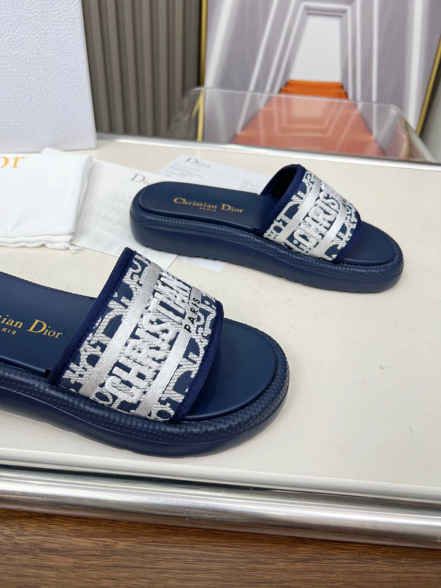 NO:416823,Dior Dior Spring and Summer Show new sandals series Classic thick-soled sandals lambskin lining 11 development Soft and delicate feet, extremely comfortable and versatile style Original foamed sole, easy to control, 3 colors are available Size 35-40 (41-42 customized), slippers, dior, dior, sandals, slippers, sheepskin19860909迪奥Dior春夏走秀新款凉鞋系列 经典厚底凉鞋 小羊皮内里 11开发 脚感柔软细腻 舒适度极高 百搭款 原版发泡大底 轻轻松松驾驭哦,3色供应中 码数 35-40(41-42定做）,拖鞋,dior,dior,sandals,slippers,sheepskin,Women's Shoes