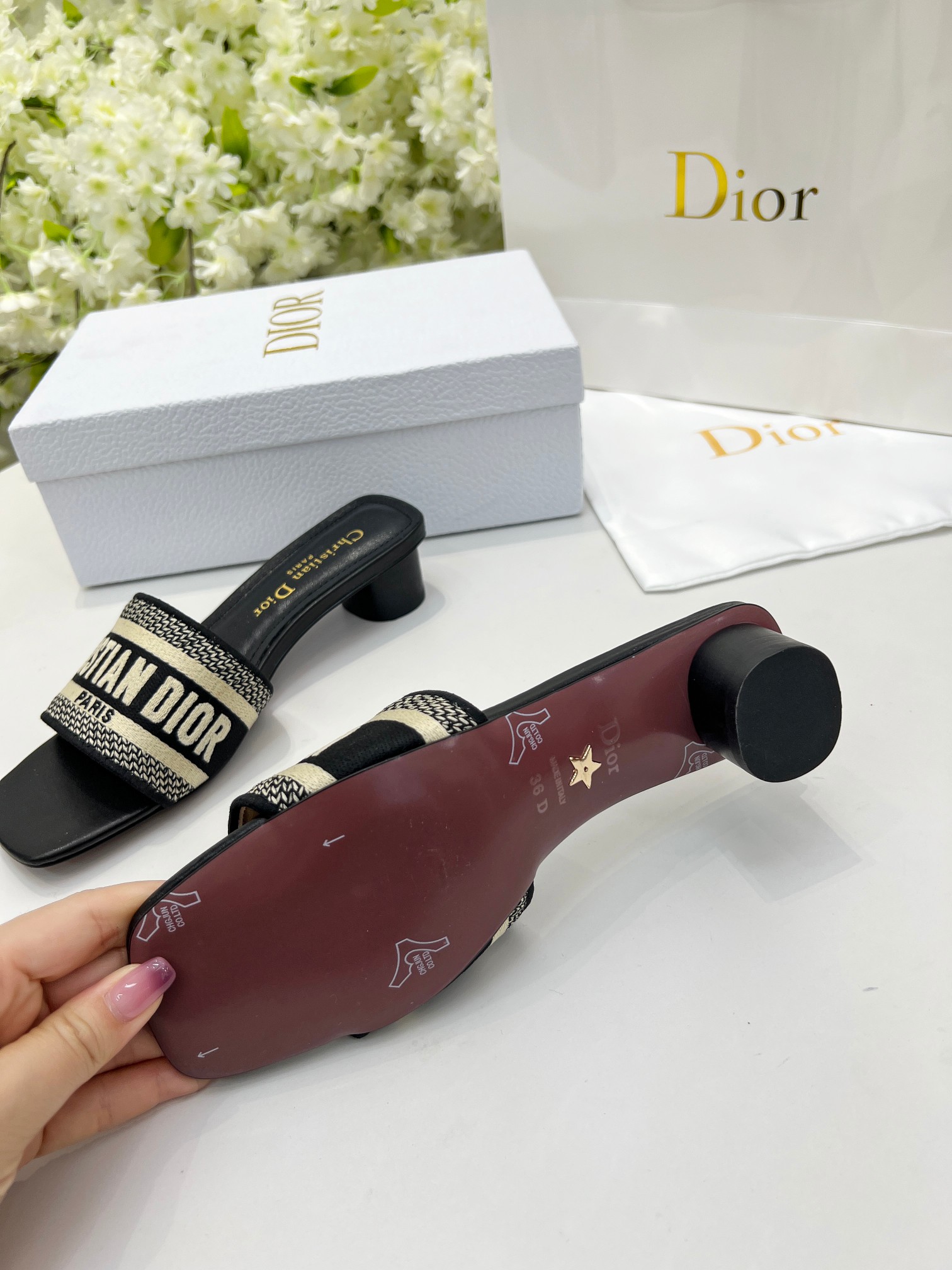 NO:416810,Dior's latest hot product, a new spring product, this mid-heel silk forged face + 3D electric shoes, reveals modern design concept. How to match it and look good. Comfortable on the feet. Size 35-40 (customized by 41/42): Elephant glue leather soles, slippers, dior, dior, slippers, real silk19860909Dior迪奥最新火爆款,一款春新品、这款中跟真丝锻面+3D电秀鞋,绽现现代的设计理念.怎么搭配怎么好看.上脚舒适. 码数35-40（41/42定做） :象胶 皮底,拖鞋,dior,dior,slippers,real silk,Women's Shoes