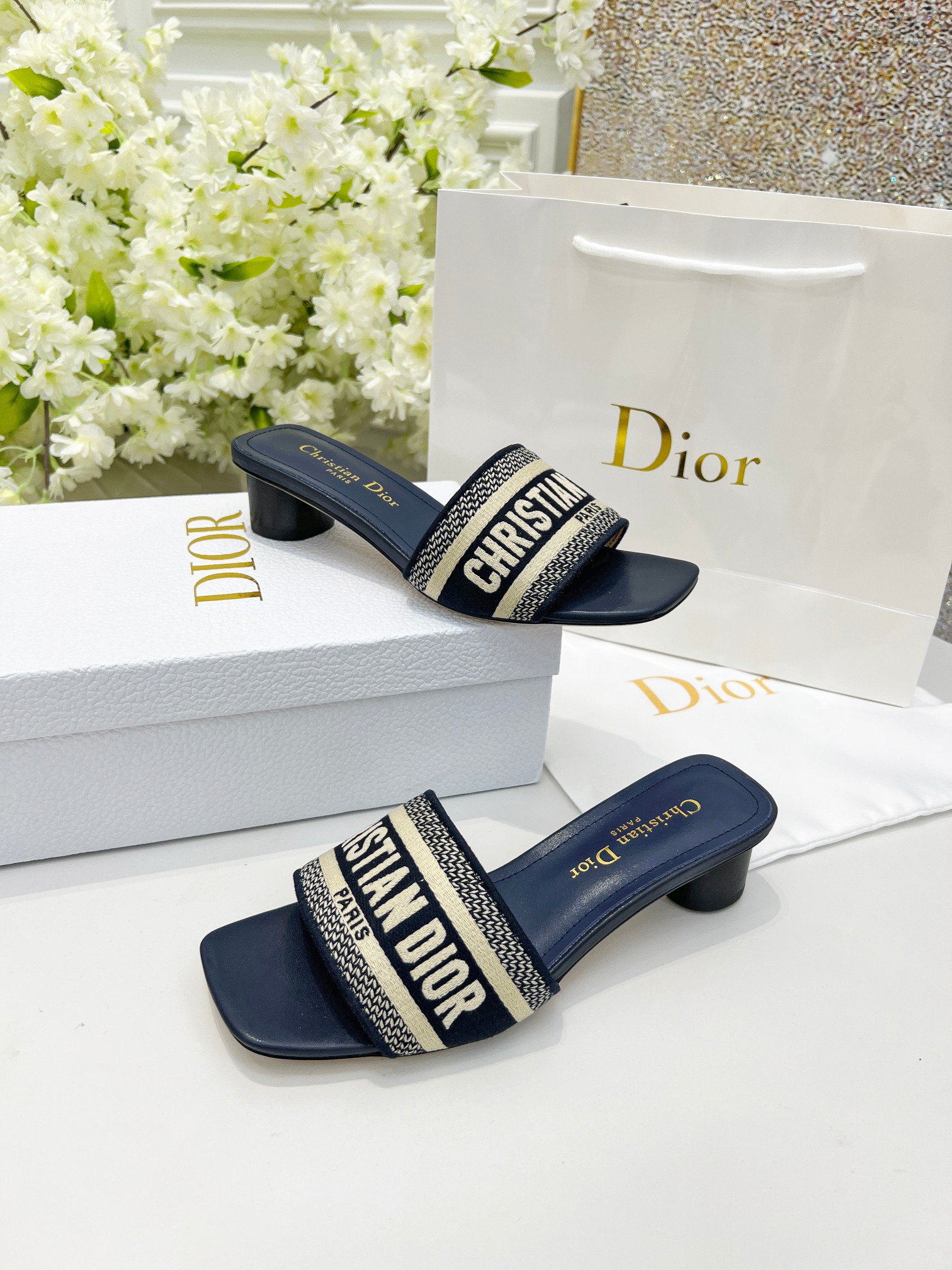 NO:416817,Dior's latest hot product, a new spring product, this mid-heel silk forged face + 3D electric shoes, reveals modern design concept. How to match it and look good. Comfortable on the feet. Size 35-40 (customized by 41/42): like rubber soles, slippers, dior, dior, slippers, real silk19860909Dior迪奥最新火爆款,一款春新品、这款中跟真丝锻面+3D电秀鞋,绽现现代的设计理念.怎么搭配怎么好看.上脚舒适. 码数35-40（41/42定做） :象胶皮底,拖鞋,dior,dior,slippers,real silk,Women's Shoes