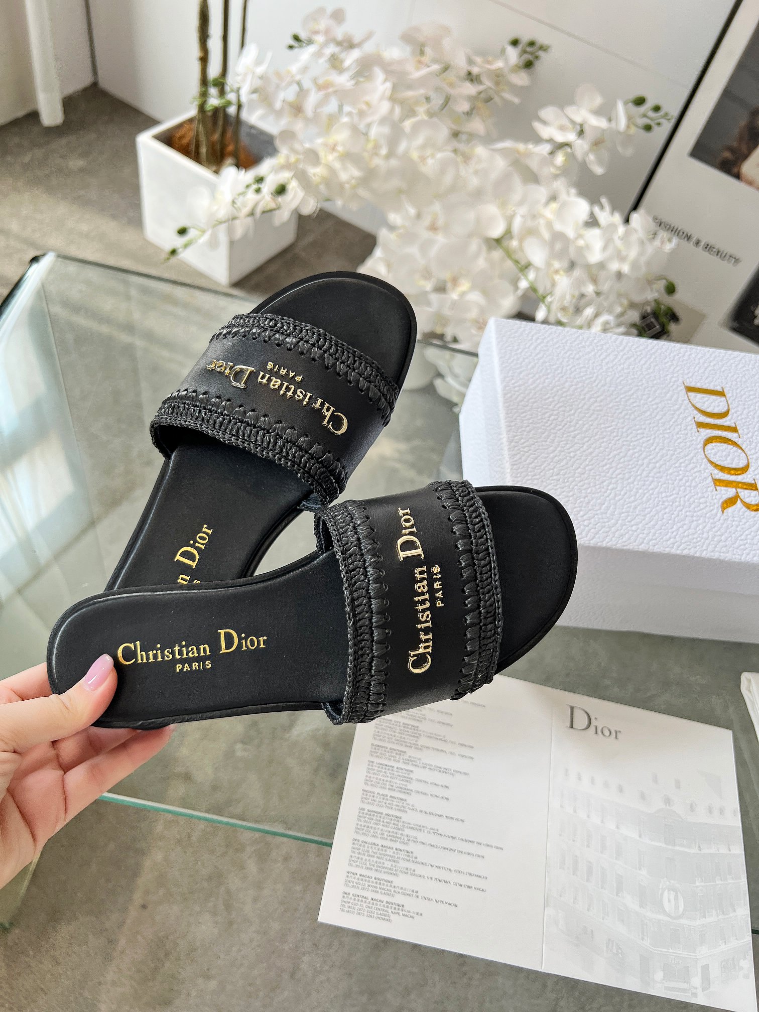 NO:616252,Dior's new classic style. Hand-woven raffia fingerless sandals, a retro, fashionable and avant-garde combination, making the whole pair of shoes light, comfortable and brightly colored to meet the various choices of fashionable people of different styles! Every element of the iconic metal buckle paired with ancient beach sandals is on the trendy point!  Upper original customized raffia + cowhide lining sheepskin outsole Italian leather sole size 35-42 (customized at 40.41.42), single shoes, dior, dior, sandals, cowhide, sheepskin19860909Dior迪奥新品经典款.拉菲草手工编织 露指凉拖 复古时髦前卫的搭配 让整双鞋轻便舒适鲜艳色彩满足不同风格时髦人士的多种选择!标志性金属扣搭配古沙滩凉鞋造型每一个元素都踩在时髦点上！ 鞋面 原版定制拉菲草+牛皮 内里 羊皮 大底 意大利真皮底 size 35-42（40.41.42定做）,单鞋,dior,dior,sandals,cowhide,sheepskin,Women's Shoes