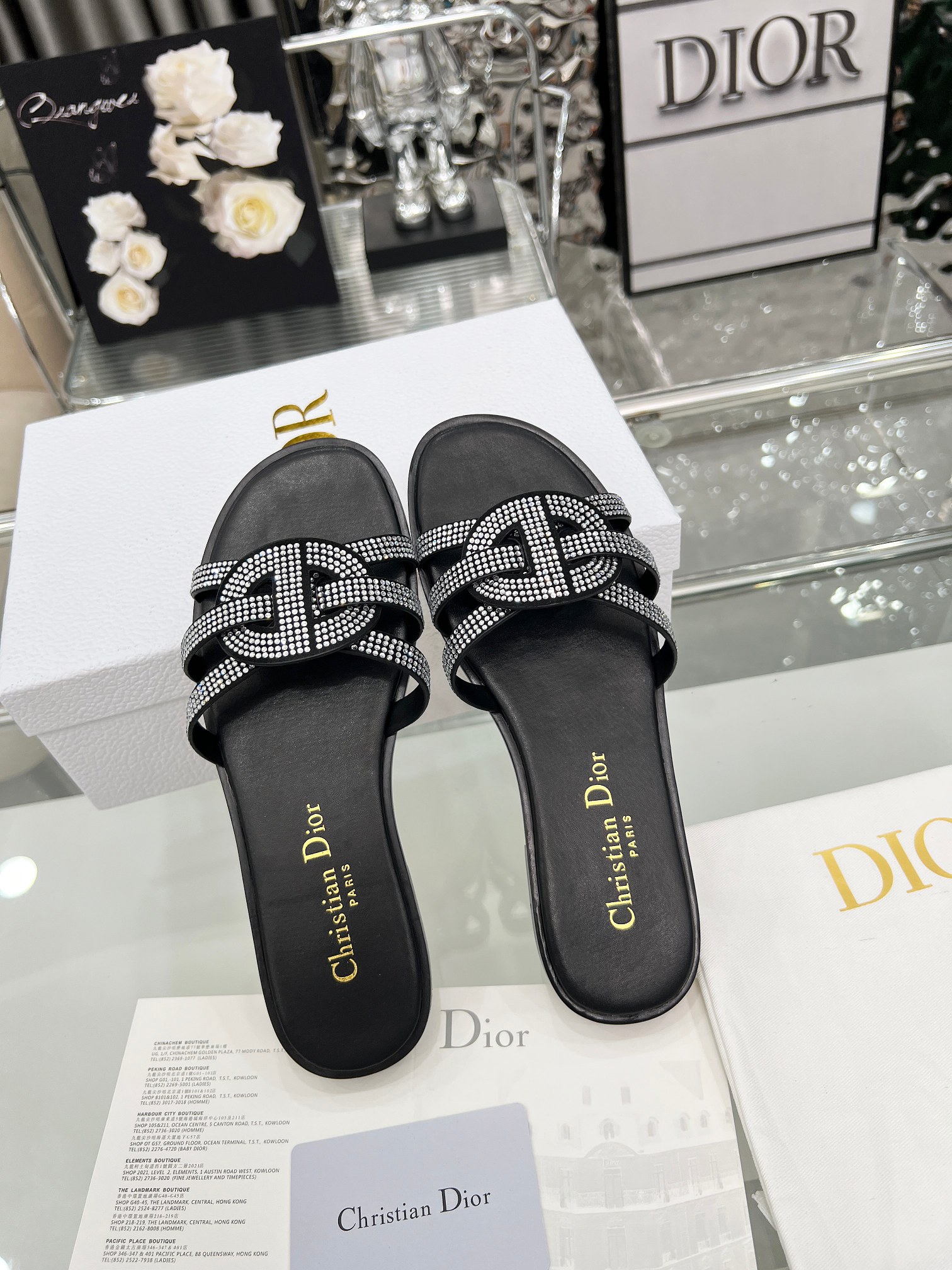 NO:482548,New spring and summer Dior D-Lane Dior sandals one-length hollow brick slippers This D-Lane sandals show classic style, displays hollow rattan plaid pattern, and is decorated with a golden metallic Christian Dior Paris logo, showing fashion temperament. The padded leather insole creates a comfortable wearing experience, and the simple design is easy to put on and take off, creating a casual look. Size 35-39 (40, 41.42 custom-made non-return and exchange): like rubber sole, high heels, sandals, dior, dior, sandals, high heels, slippers19860909春夏新款Dior D-Lane 迪奥凉拖一字镂空烫砖拖鞋 这款 D-Lane 凉拖彰显经典风格,展示镂空藤格纹图案,饰以金色饰面金属 Christian Dior Paris 标志,彰显时尚气质.加垫皮革内底打造舒适的穿着体验,简约的设计便于穿脱,打造休闲的造型. 码数35-39（40,41.42定制不退换） :象胶底皮底,高跟鞋凉鞋,dior,dior,sandals,high heels,slippers,Women's Shoes