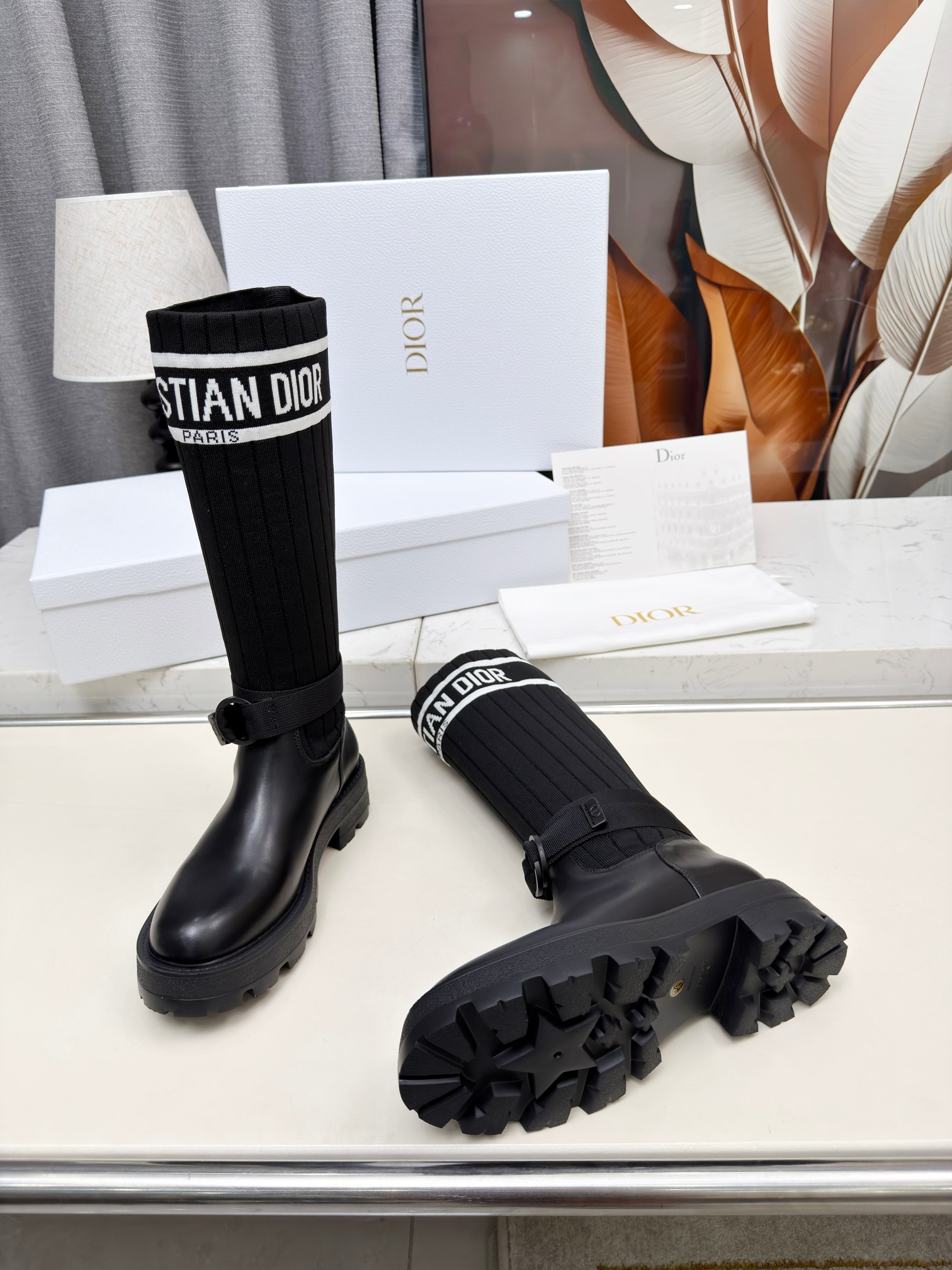 NO:616987,Dior Dior's new autumn and winter knight boots, Xuan shape, versatile and slim feet yyds. Fashionable and trendy at the same time, the shape is three-dimensional and full, handsome and comfortable on the feet. A very retro style, full of aura, very novel design style, perfect details, cool and trendy. Upper: Flying woven fabric + full-grain calfskin Inner: cow lining Size: 35-40 (40-41 sizes are customized)  :,boots,dior,dior,boots,cowhide19860909Dior 迪奥秋冬新款骑士长靴 萱型百搭瘦脚yyds.时尚与潮流同时拥有,造型立体饱满,帅气十足 上脚舒适 一款非常复古风、气场十足的单品、设计风格非常新颖 细节完美 酷炫 潮派新潮. 鞋面:飞织面料＋全粒面小牛皮 内里:牛里 码数:35-40（40-41码定做） :,靴子,dior,dior,boots,cowhide,Women's Shoes
