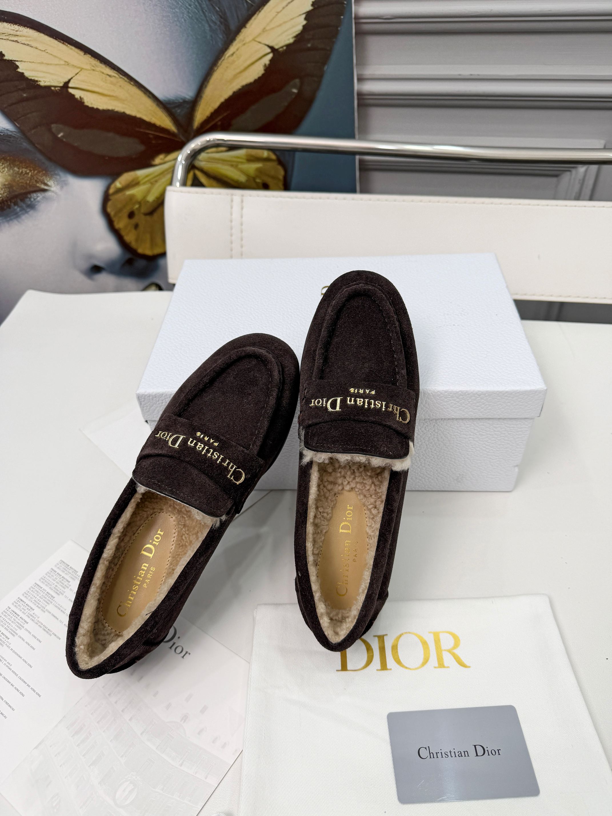 NO:625832,Dior Dior's new spring and summer ultra-light series of loafers are brand new. The layout strives to create fashionable classic items. New products created at the first major show of Paris Fashion Week. The inspiration is cleverly combined with the perfect shoe shape by D's chief designer. Paired with brand buckles, it is more fashionable!  Original version, perfect and exquisite workmanship!   Original upper fabric, lining: original wool, Italian genuine leather outsole, Size#35-41 (40 41 customized, non-returnable), loafers, dior, dior, loafers, Leather soles19860909Dior 迪奥春夏新款超轻系列乐福毛毛鞋 全新 版面力求打造时尚经典单品 巴黎时装周第一场分量十足的大秀场打造的新品 灵感由D主设计师巧妙结合在完美鞋型上.搭配品牌搭扣,更显时尚！原版打造 完美 精致做工！  鞋面原版面料 内里:原版羊毛 鞋底意大利真皮大底 Size#35-41（40 41定做不退换）,乐福鞋,dior,dior,loafers,Leather soles,Women's Shoes