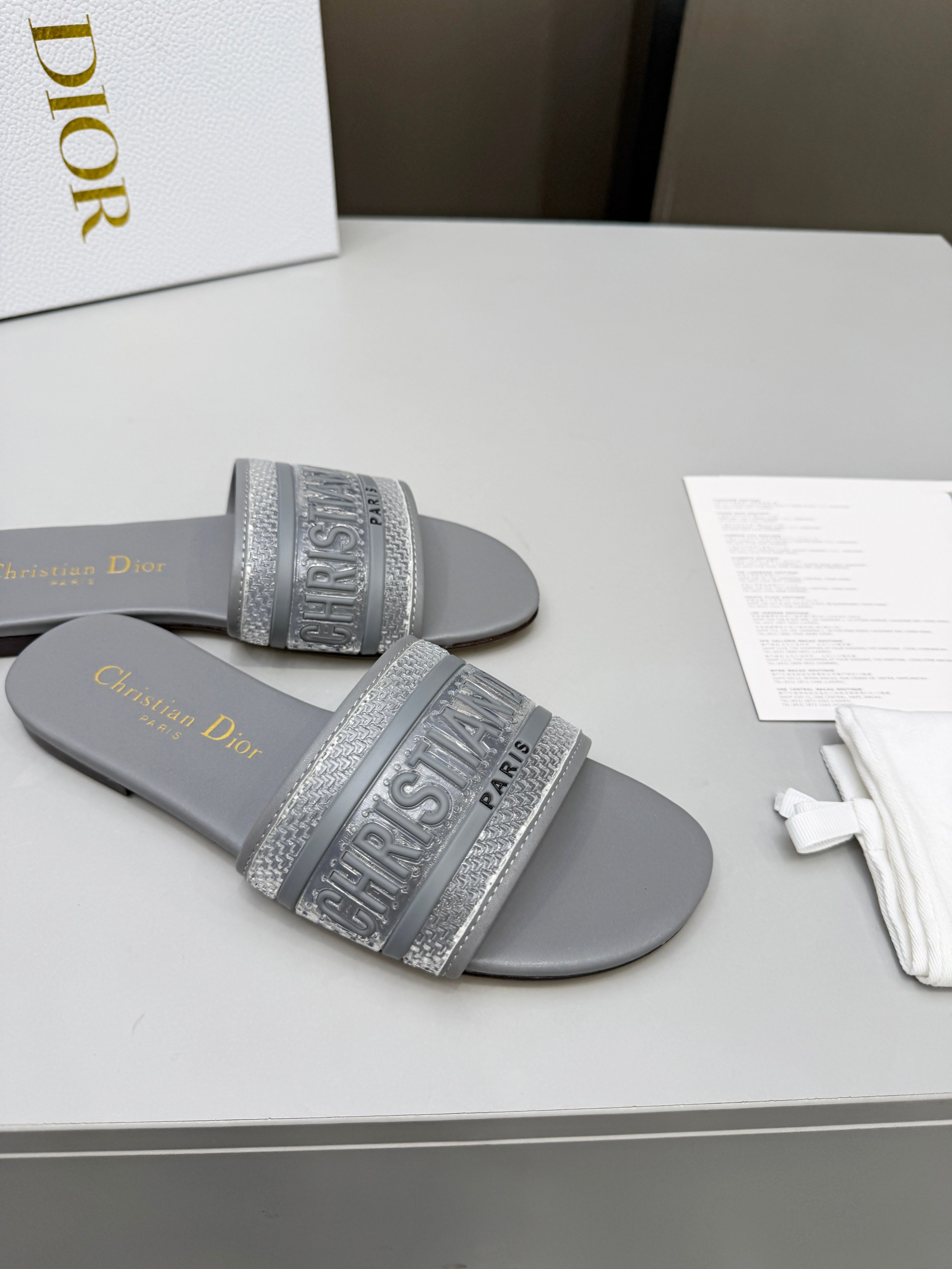 NO:724082,2026 Spring and Summer New Dior D-Lane Sandals Dior Jelly Series Slippers This D-Lane sandal highlights the classic style, showing the hollow cannage pattern, and the upper is decorated with the Christian Dior Paris logo, highlighting the fashionable temperament. Comfortable wearing experience, simple design is easy to put on and take off, creating a casual look. Size 35-39 (40, 41.42 customization is not returnable)  Outsole: Italian leather sole, slippers, dior, dior, slippers198609092026春夏新款Dior D-Lane 迪奥凉拖一字果冻系列拖鞋 这款 D-Lane 凉拖彰显经典风格,展示镂空藤格纹图案,鞋面饰 以Christian Dior Paris 标志,彰显时尚气质.舒适的穿着体验,简约的设计便于穿脱,打造休闲的造型. 码数35-39（40,41.42定制不退换） 大底:意大利真皮底,拖鞋,dior,dior,slippers,Women's Shoes