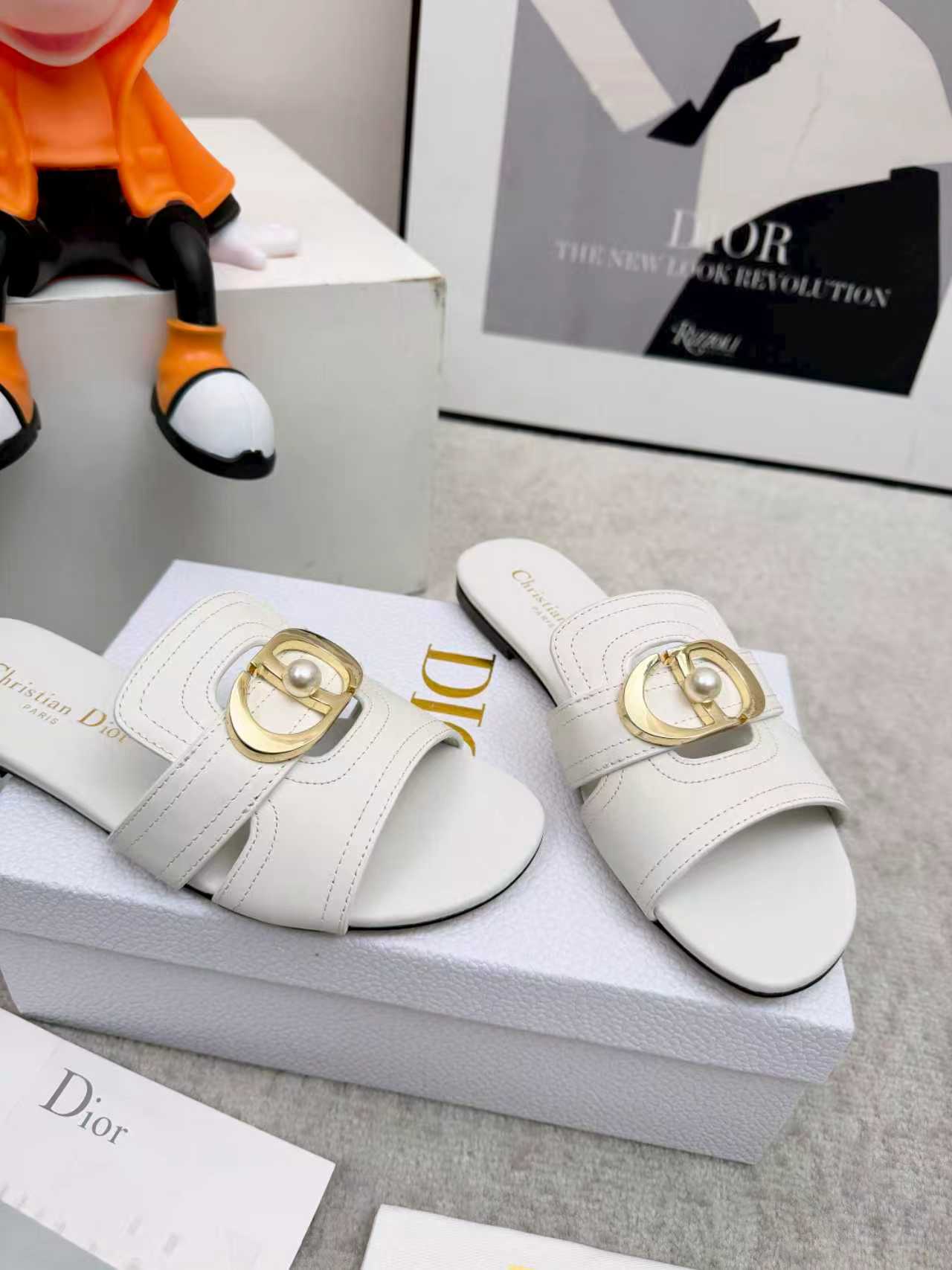 Las nuevas zapatillas huecas de una línea Dior D-Lane de primavera y verano. Esta sandalia D-Lane muestra un estilo clá…