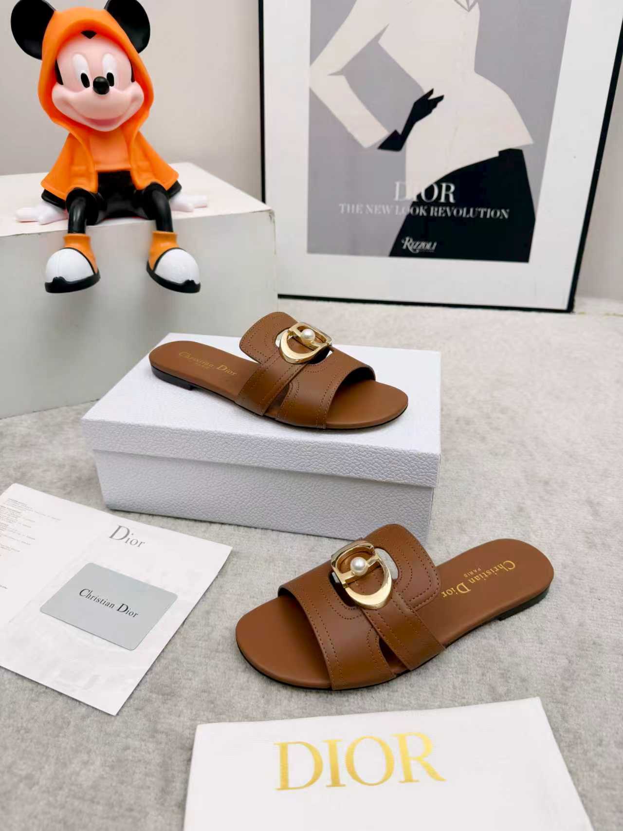 Las nuevas zapatillas huecas de una línea Dior D-Lane de primavera y verano. Esta sandalia D-Lane muestra un estilo clá…