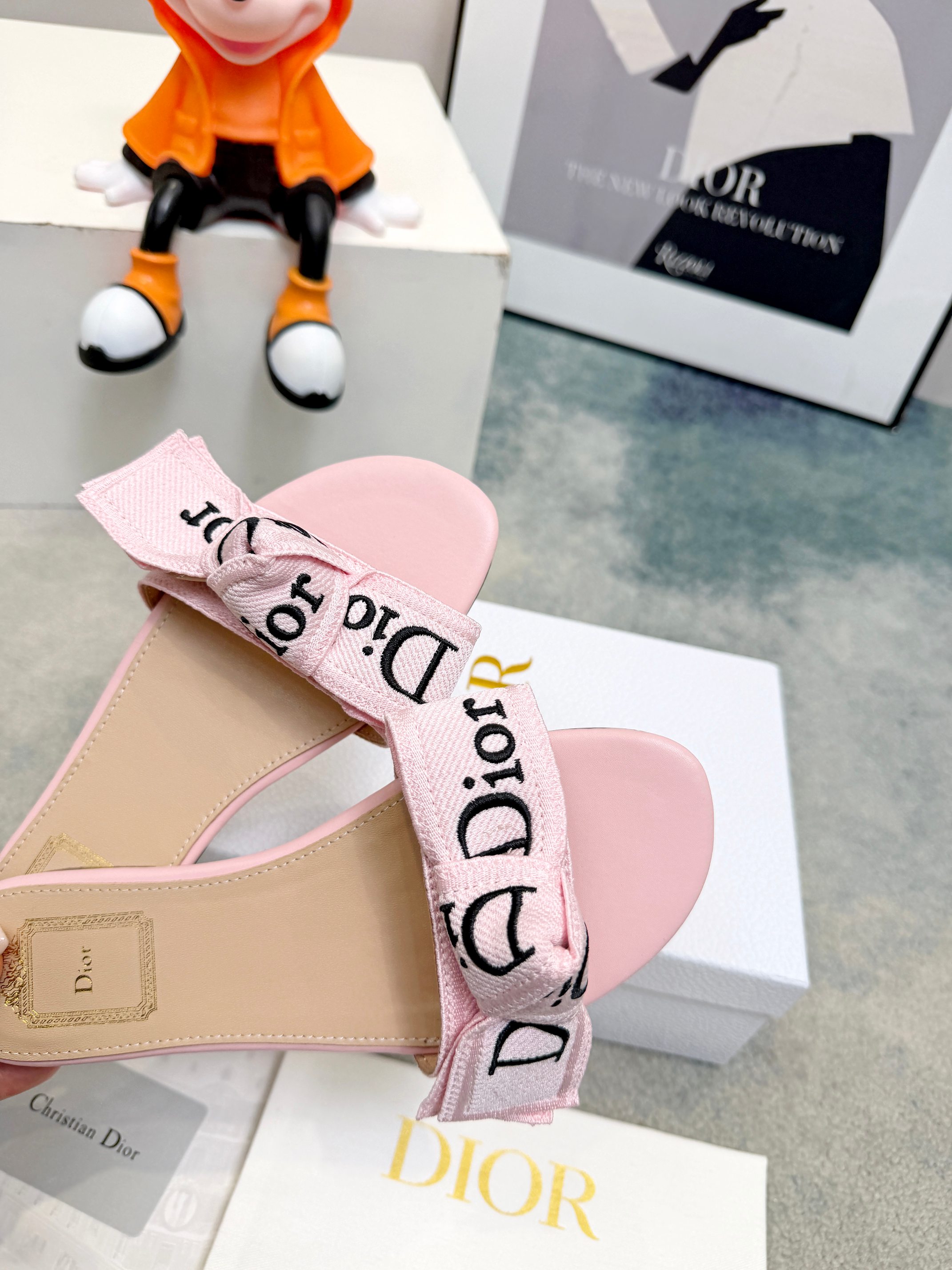NO:814905,Dior 2026 spring and summer series mid-heeled slippers, exquisite and elegant. The 5D design of the upper and the Dior logo are super recognizable, which can be easily worn in daily life or on vacation. Oblique embossing is a classic element of Dior, paired with lace embroidery, full of French romantic atmosphere!  The soles are lightweight and not tiring to wear for a long time. They are practical and fashionable. They are a must-have item for spring and summer ~ Fabric: Lace 5D Electric Show. Soles: Italian genuine leather soles Size: #35-41 (custom-made at 40.41.42), slippers, dior, slippers19860909Dior 2026春夏系列中跟拖鞋,精致优雅.鞋面5D设计,Dior标志超有辨识度,日常或度假都能轻松驾驭.Oblique压纹是Dior经典元素,搭配蕾丝刺绣,法式浪漫氛围感拉满！鞋底轻便,长时间穿也不累,实用又时髦,是春夏必入单品～ 面料: 蕾丝5D 电秀. 鞋底: 意大利 真皮底 Size: #35-41(40.41.42订做）,拖鞋,dior,slippers,Women's Shoes