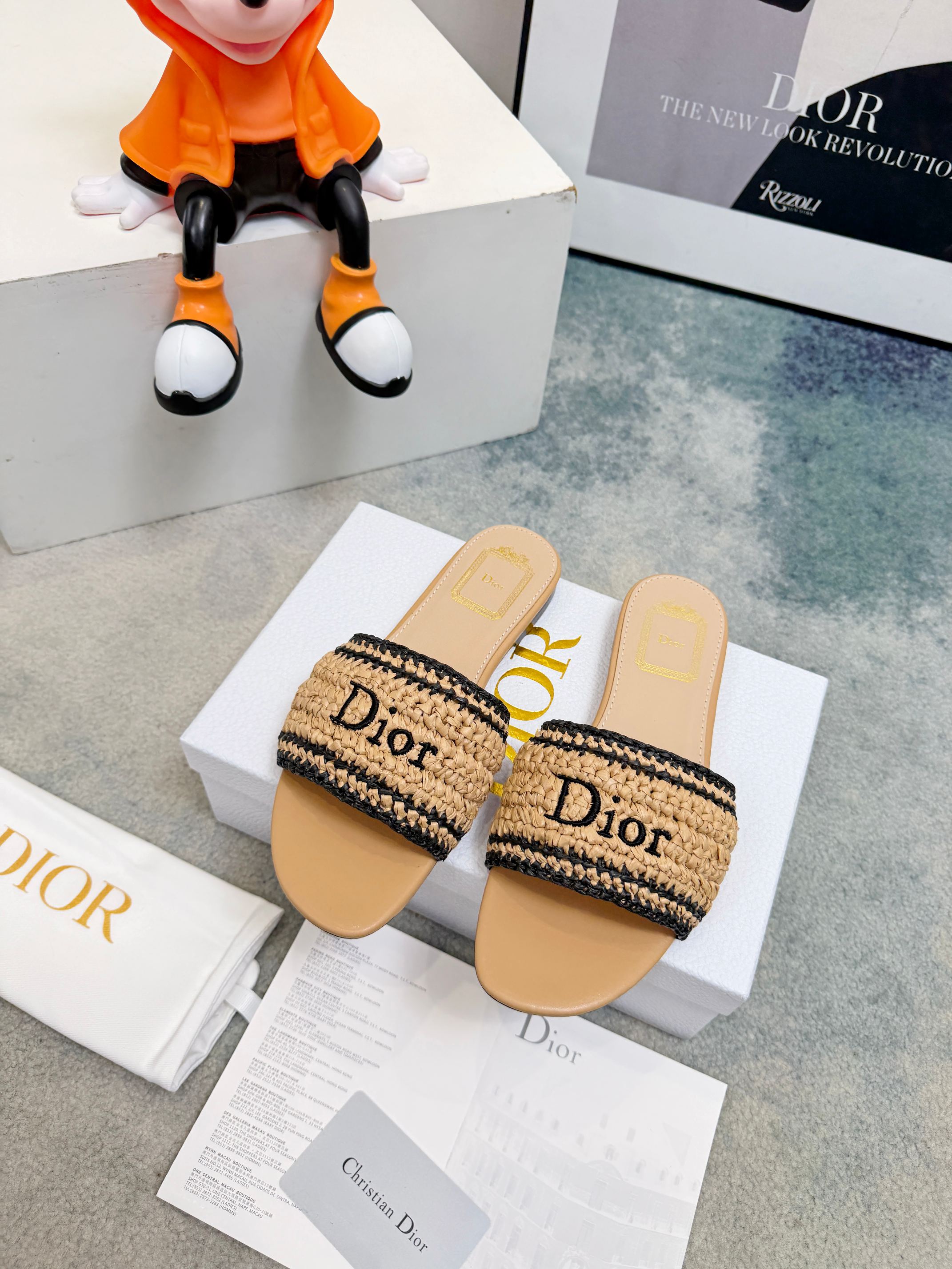 NO:814897,Dior 2026 spring and summer series slippers, exquisite and elegant. The Dior logo is super recognizable and can be easily worn in daily life or on vacation. Oblique embossing is a classic element of Dior. Eco-friendly woven fabric is a classic upgrade. Retro comfort and fashionability coexist. Designed to match different style needs. The original upper is customized with high-end hand-woven surface. Sole: Italy Genuine leather sole Size: #35-43 (customized at 40.41.42.43), slippers, dior, slippers19860909Dior 2026春夏系列拖鞋,精致优雅.Dior标志超有辨识度,日常或度假都能轻松驾驭.Oblique压纹是Dior经典元素, 环保编织面料 经典升级 复古舒适度与时髦度并存 设计搭配不同风格需求 鞋面原版定制高端手工编织面 鞋底: 意大利 真皮底 Size: #35-43(40.41.42.43订做）,拖鞋,dior,slippers,Women's Shoes